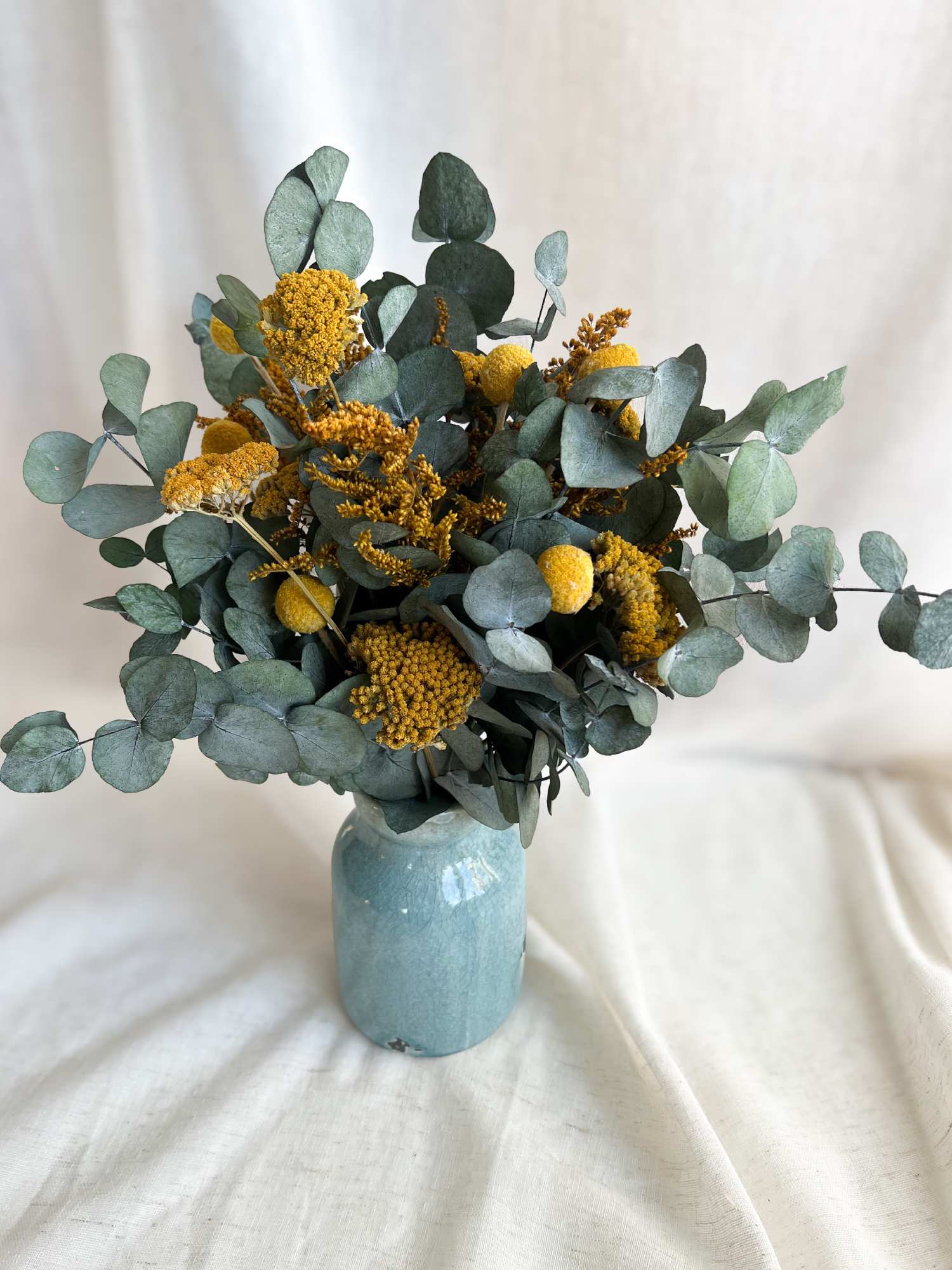Букет із евкаліптом та жовтими акцентами