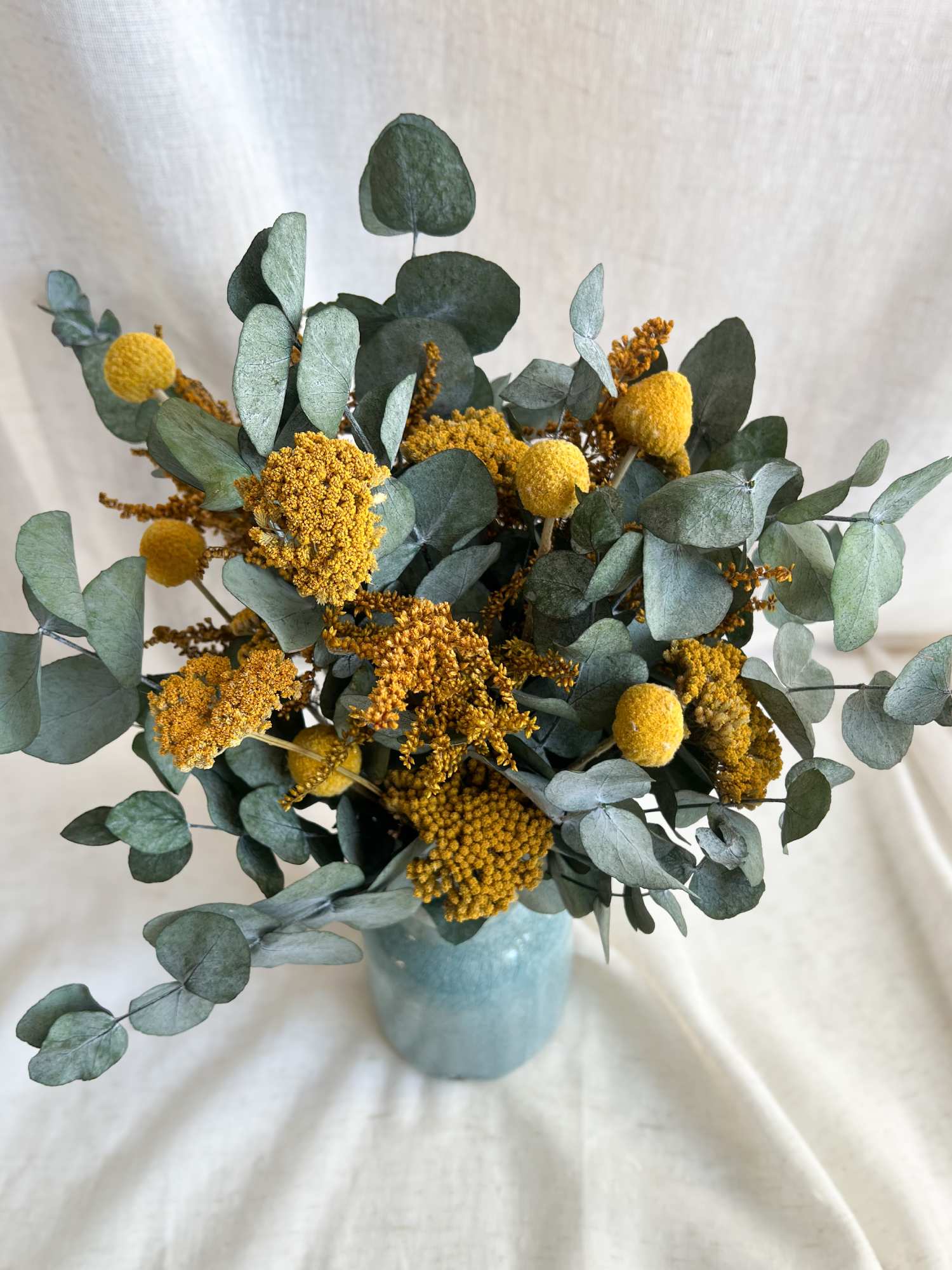 Букет із евкаліптом та жовтими акцентами