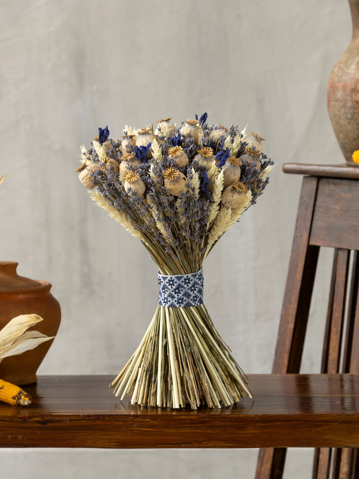 Синій сніп з дельфініумом