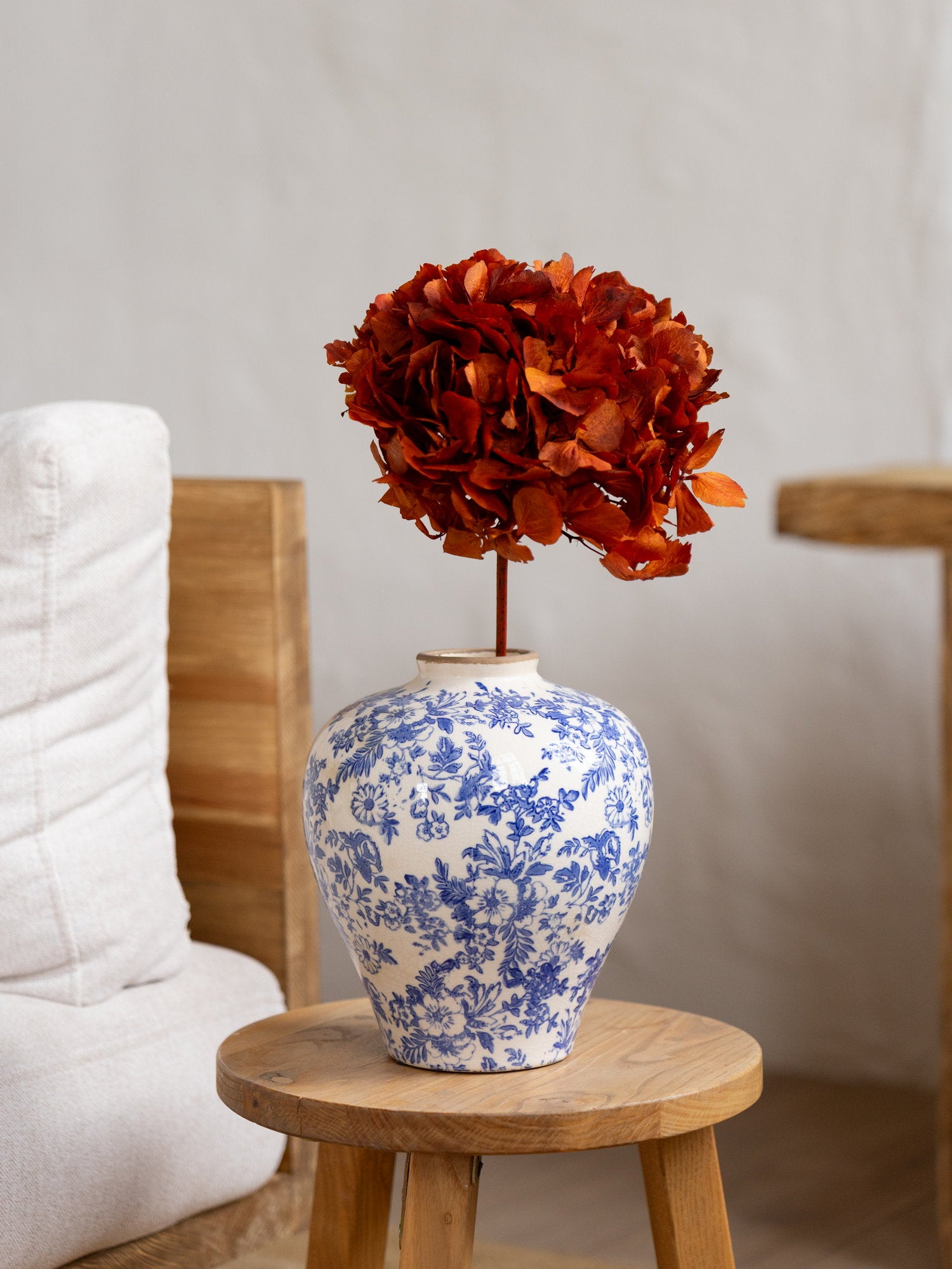 Округла ваза з теракотовою гортензією