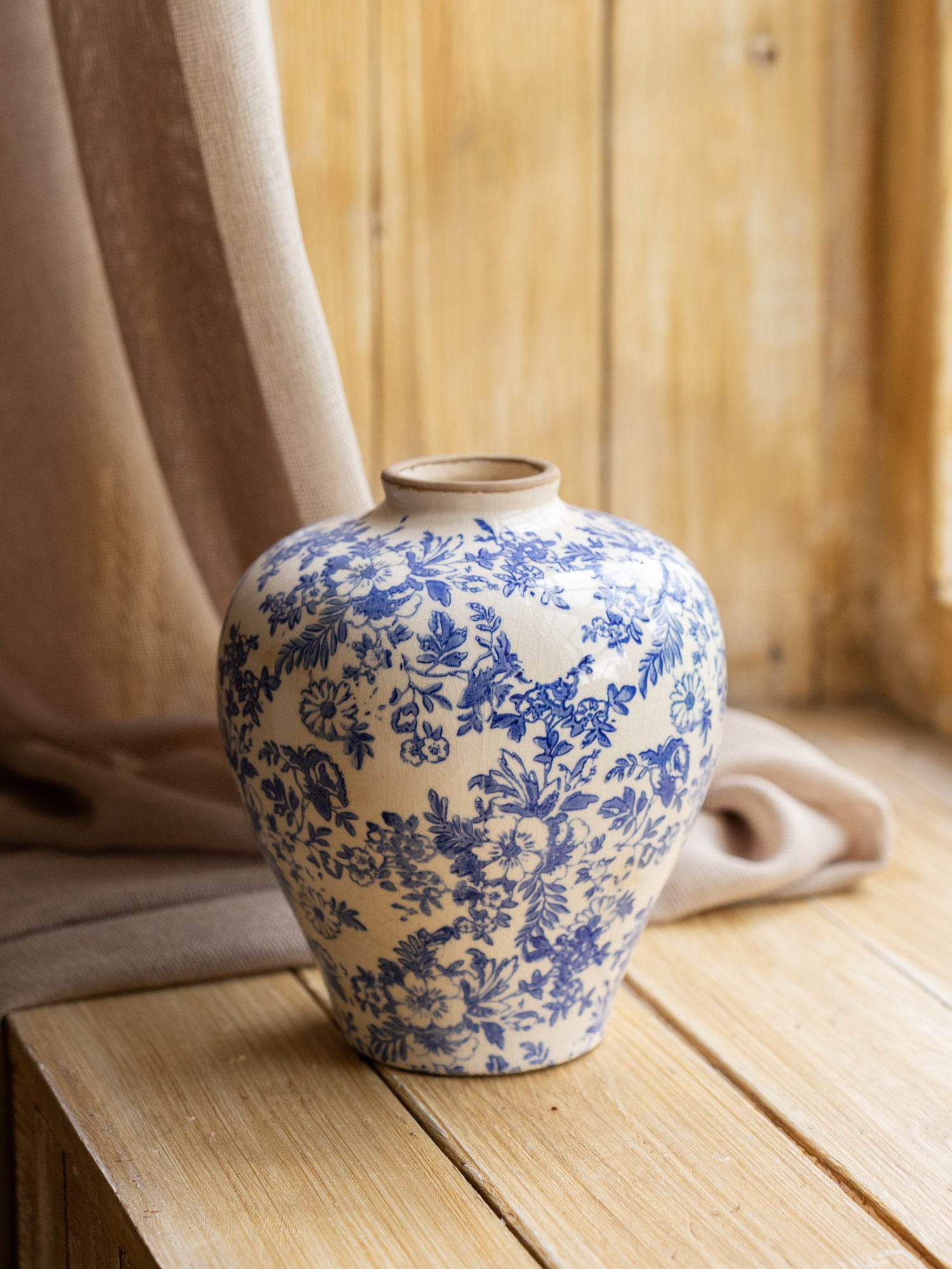 Округла ваза з теракотовою гортензією