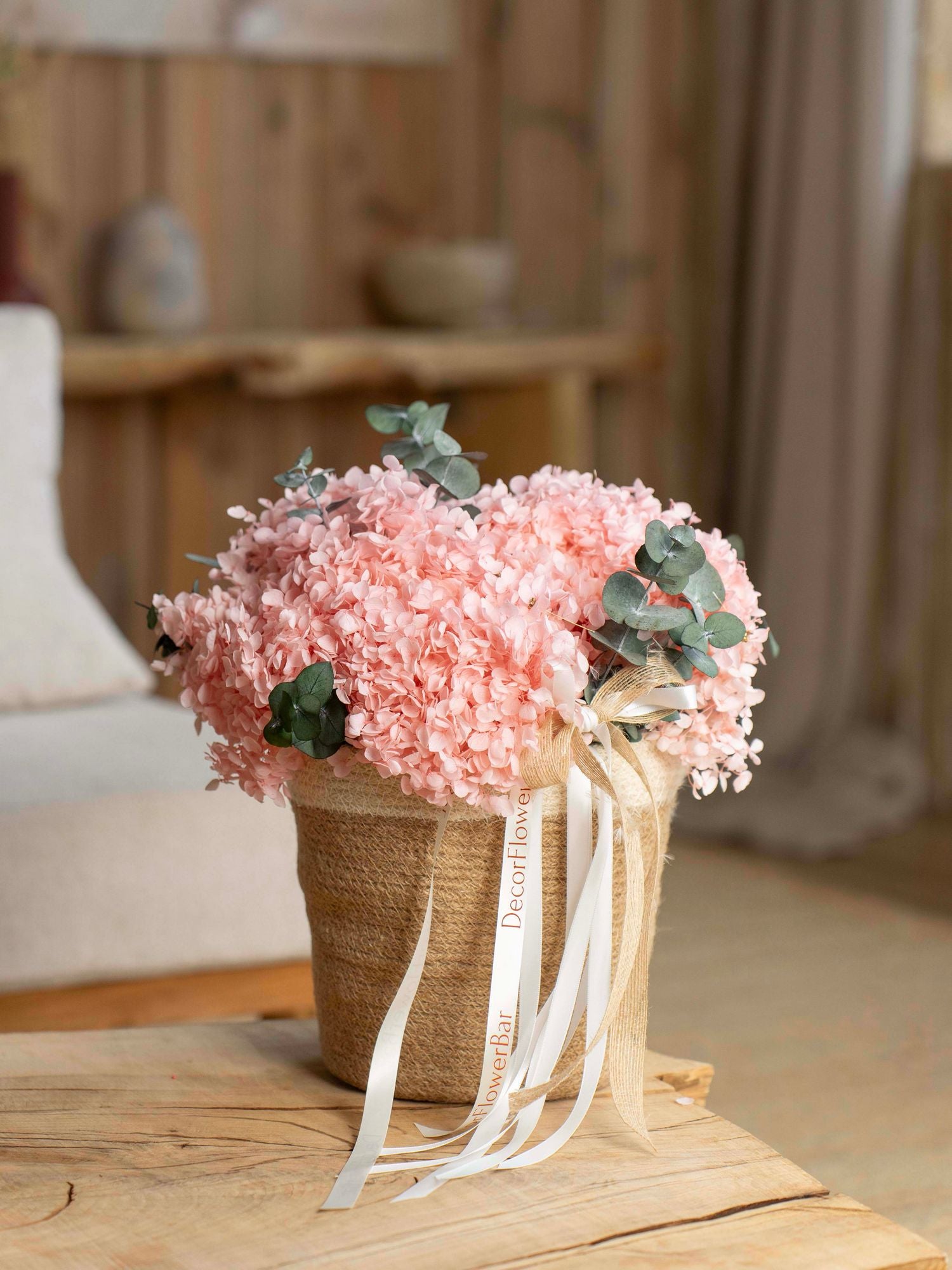 Кошик з рожевою стабілізованою гортензією