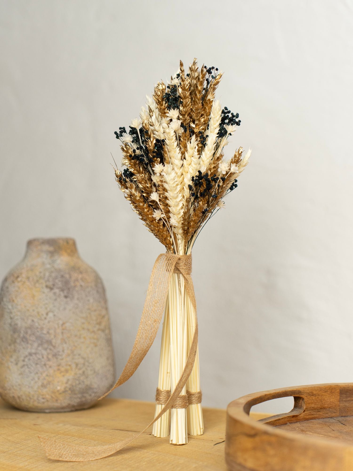 Золотий дідух з чорними акцентами