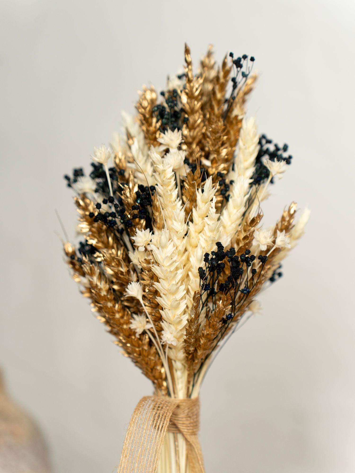 Золотий дідух з чорними акцентами