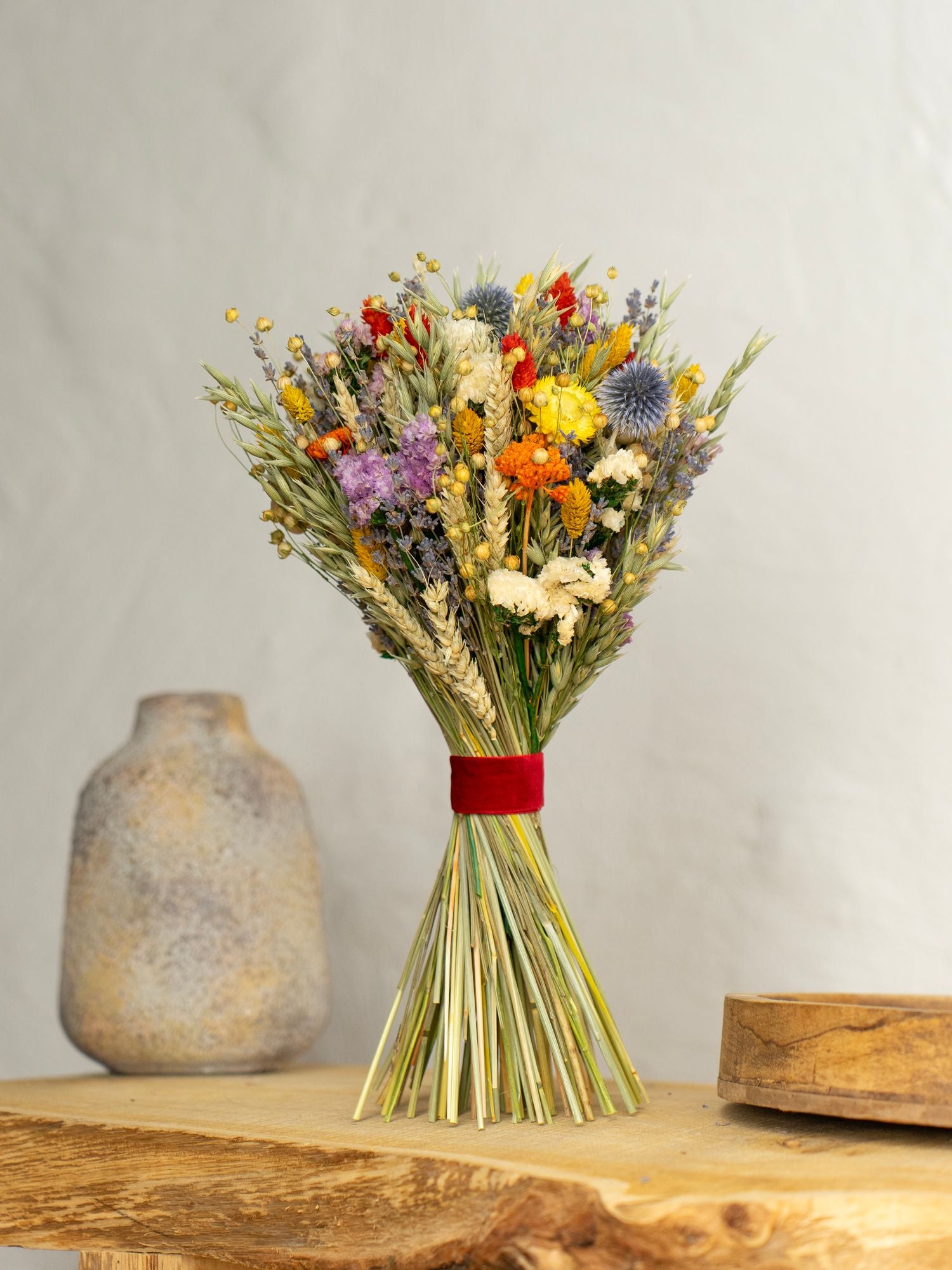 Яскравий сніп з польових квітів