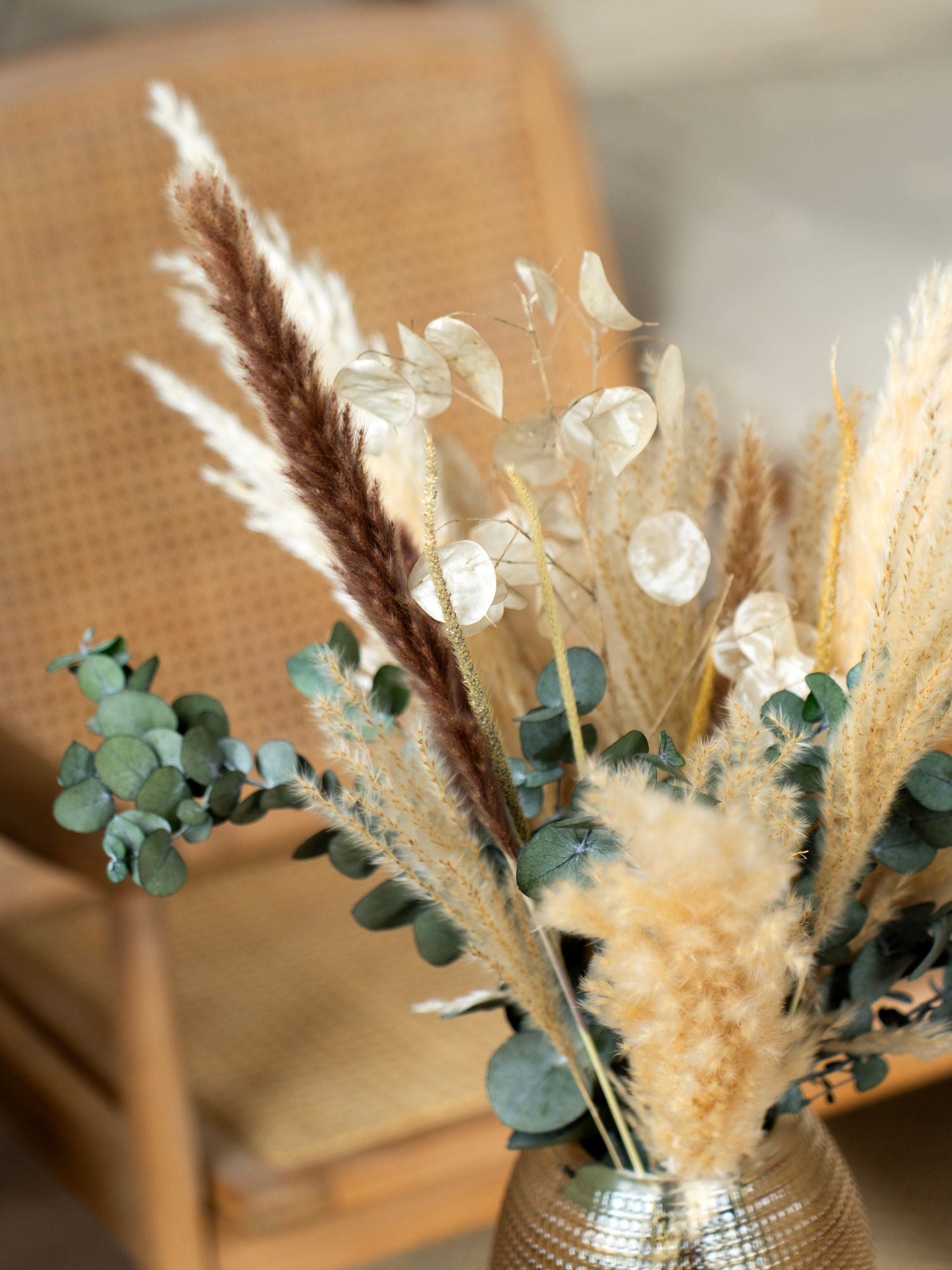 Композиция в вазе с пампасом и эвкалиптом