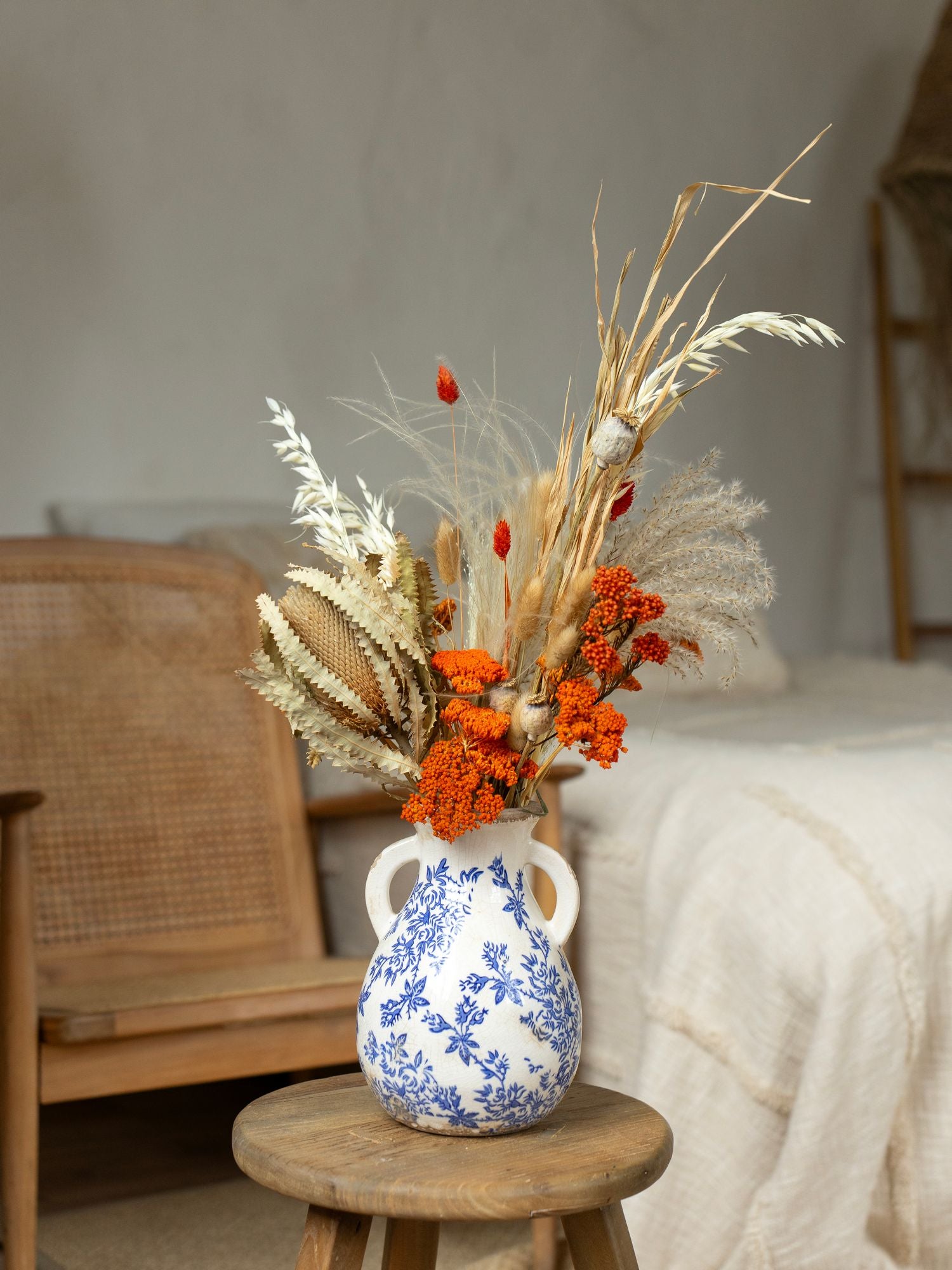 Тепла інтер'єрна композиція з банксією