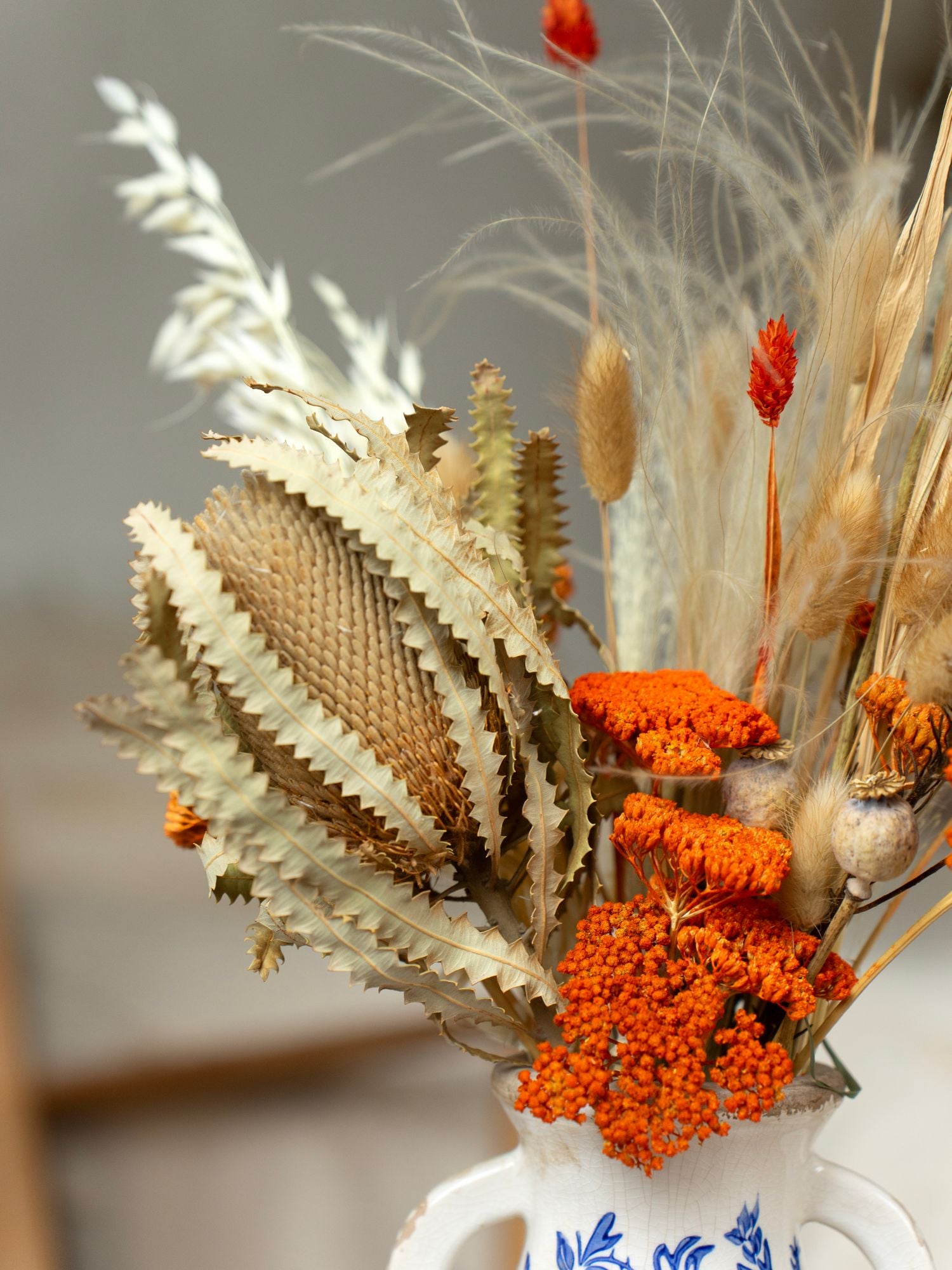 Тепла інтер'єрна композиція з банксією