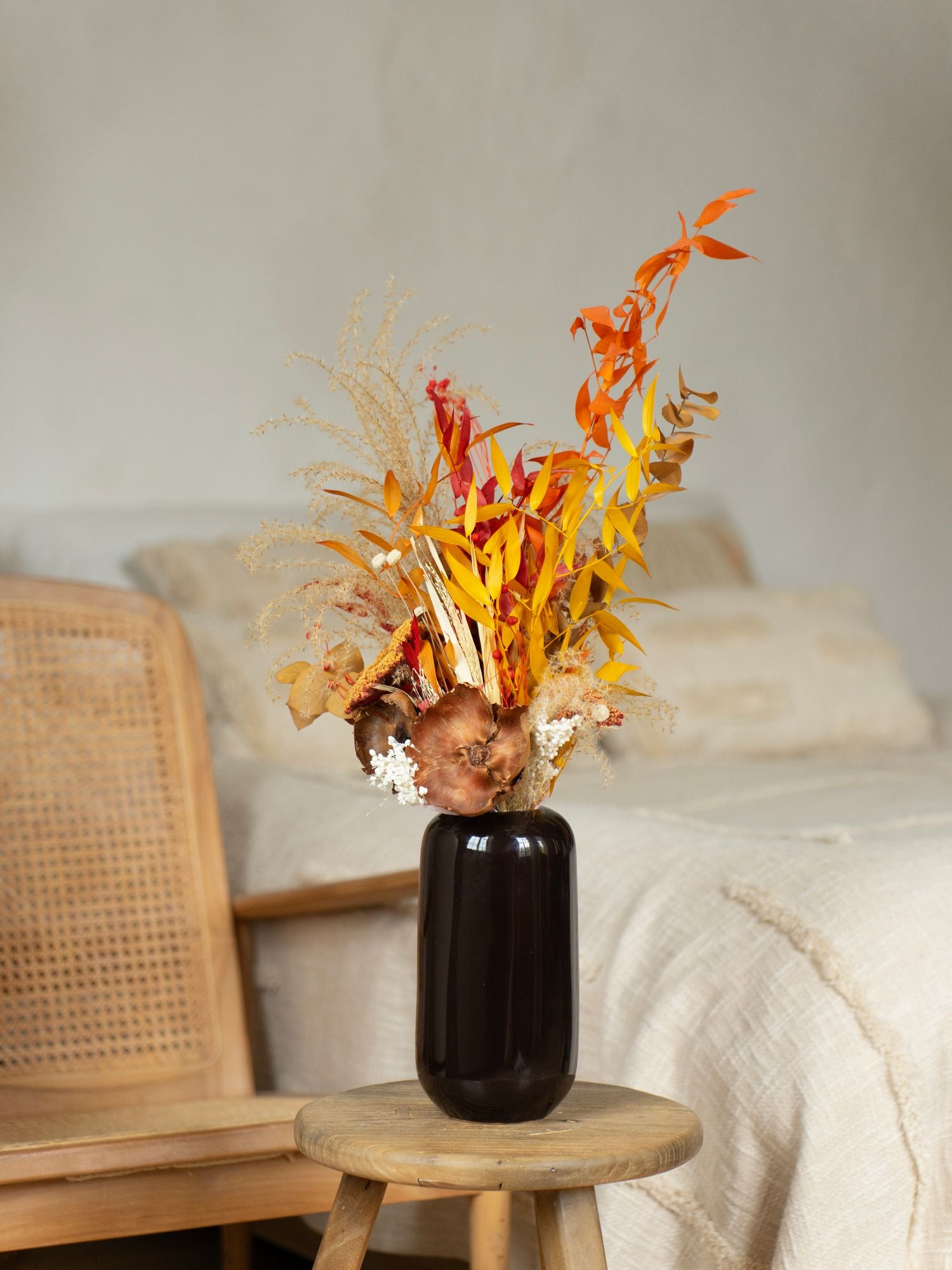 Жовтогаряча композиція з сухоцвітів