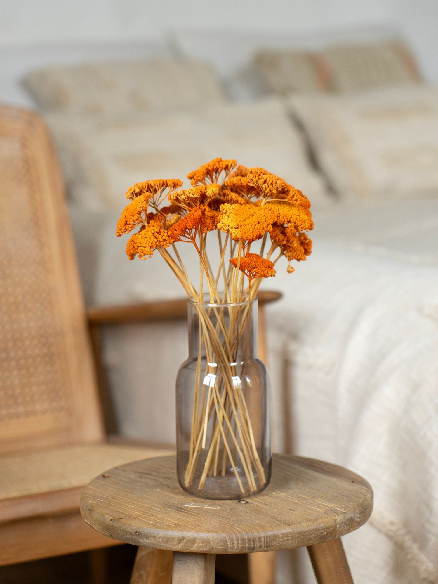 Оранжевый тысячелистник в дымчатой вазе