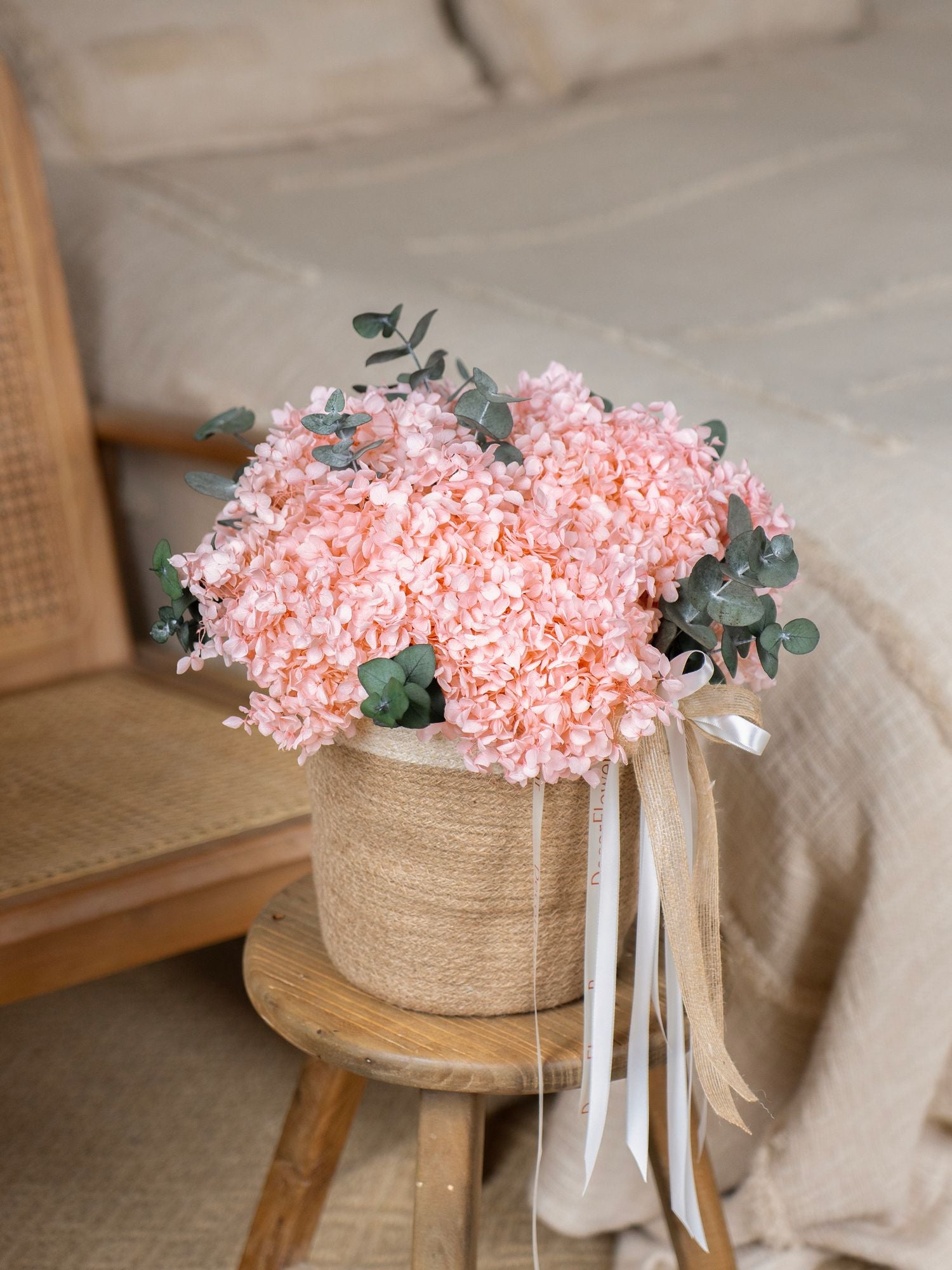 Кошик з рожевою стабілізованою гортензією