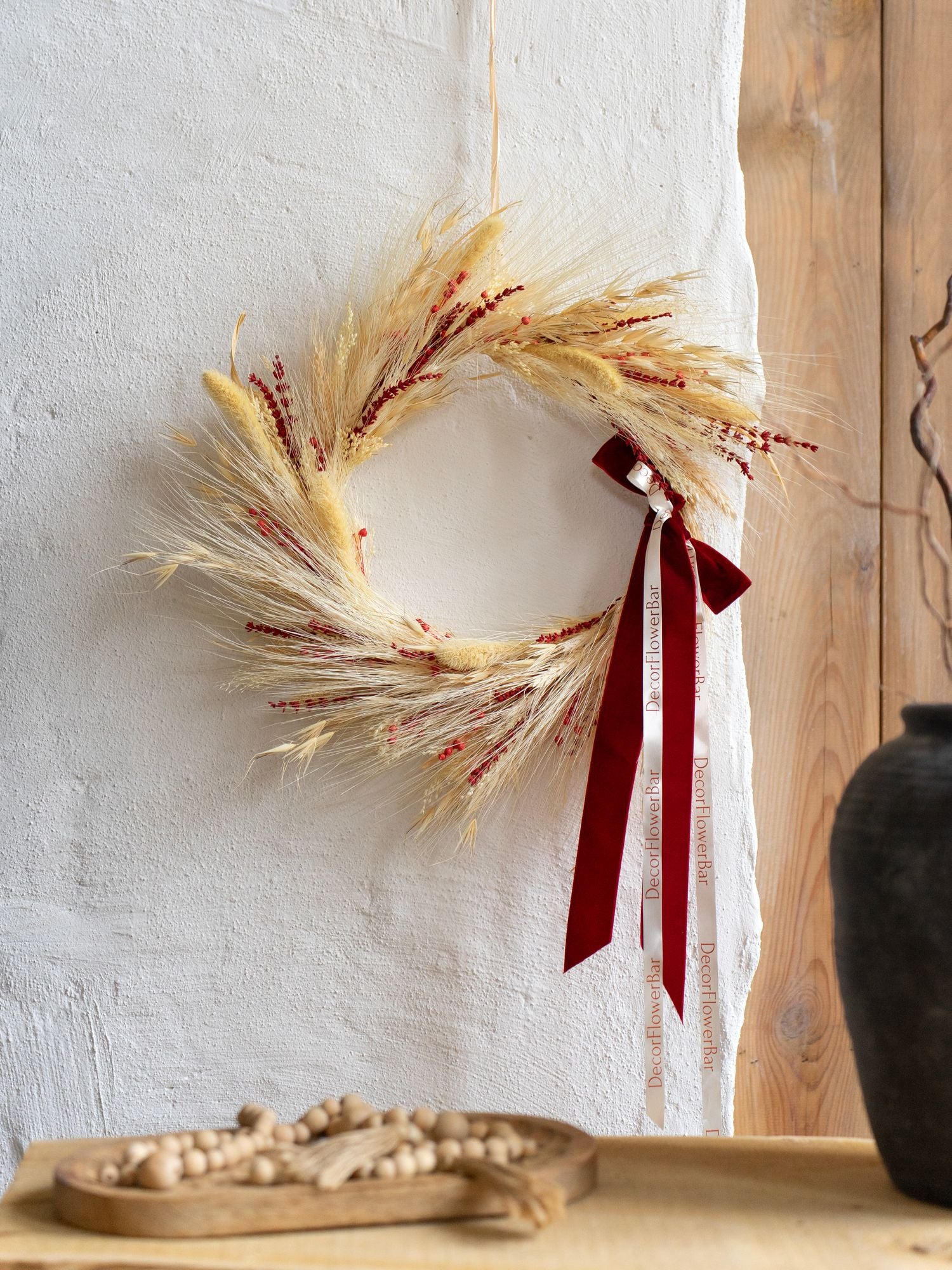 ВІнок із білих злаків з червоними акцентами