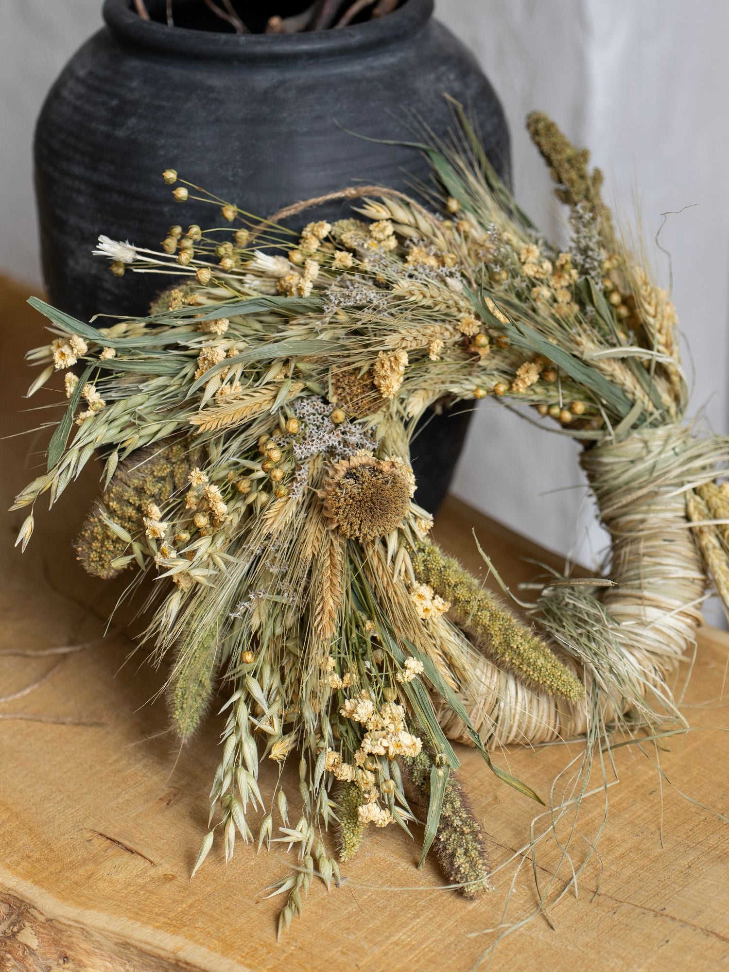 Асиметричний вінок з рогоза та злаків
