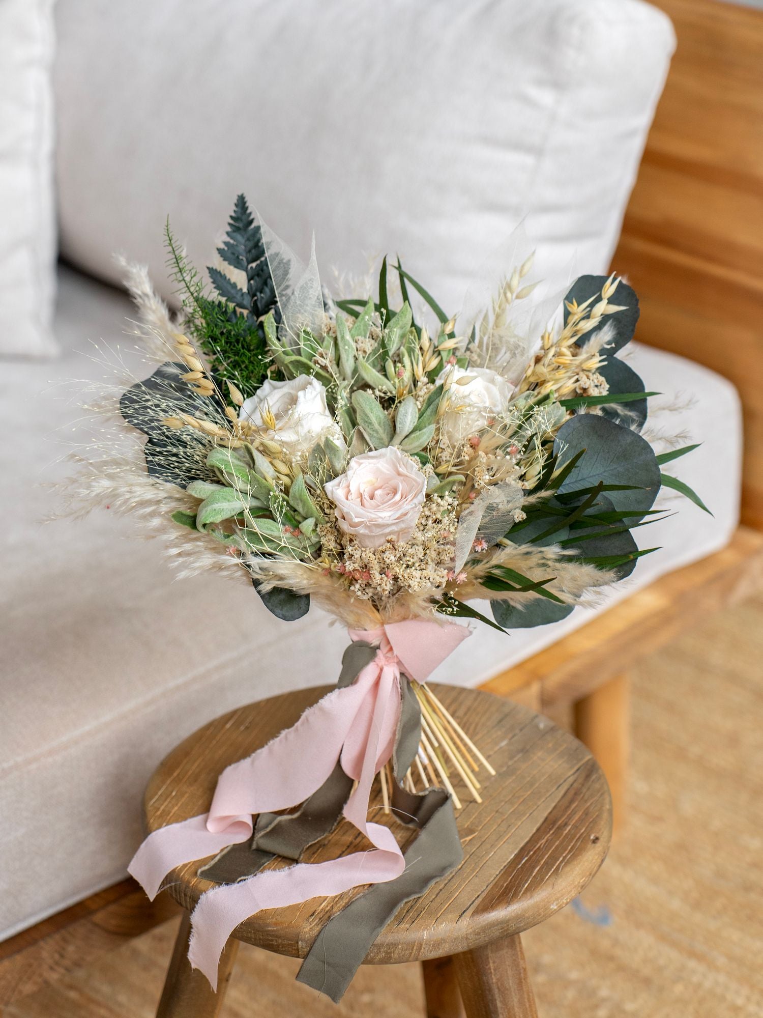 Романтичний букет з рожевими трояндами