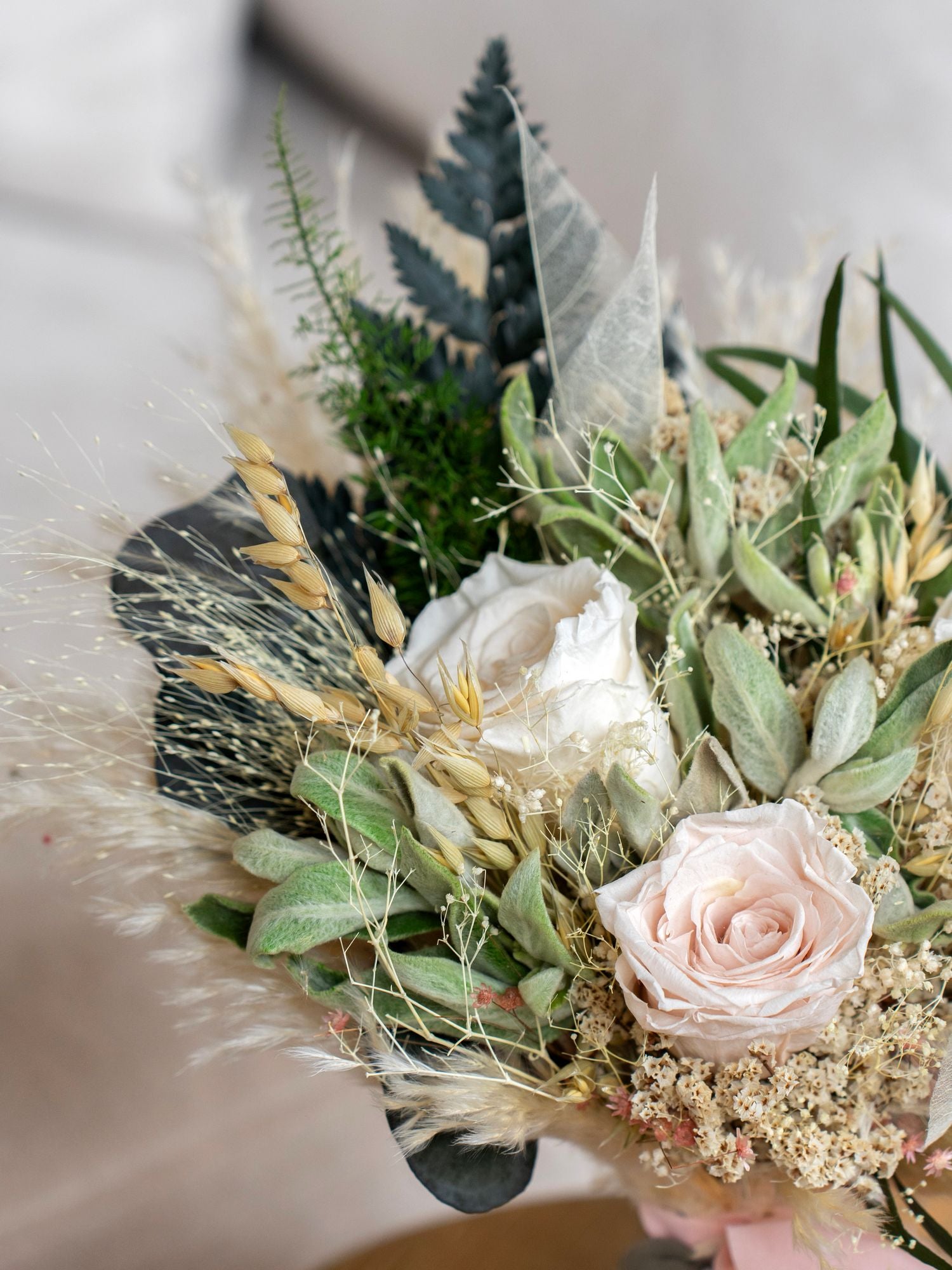 Романтичний букет з рожевими трояндами