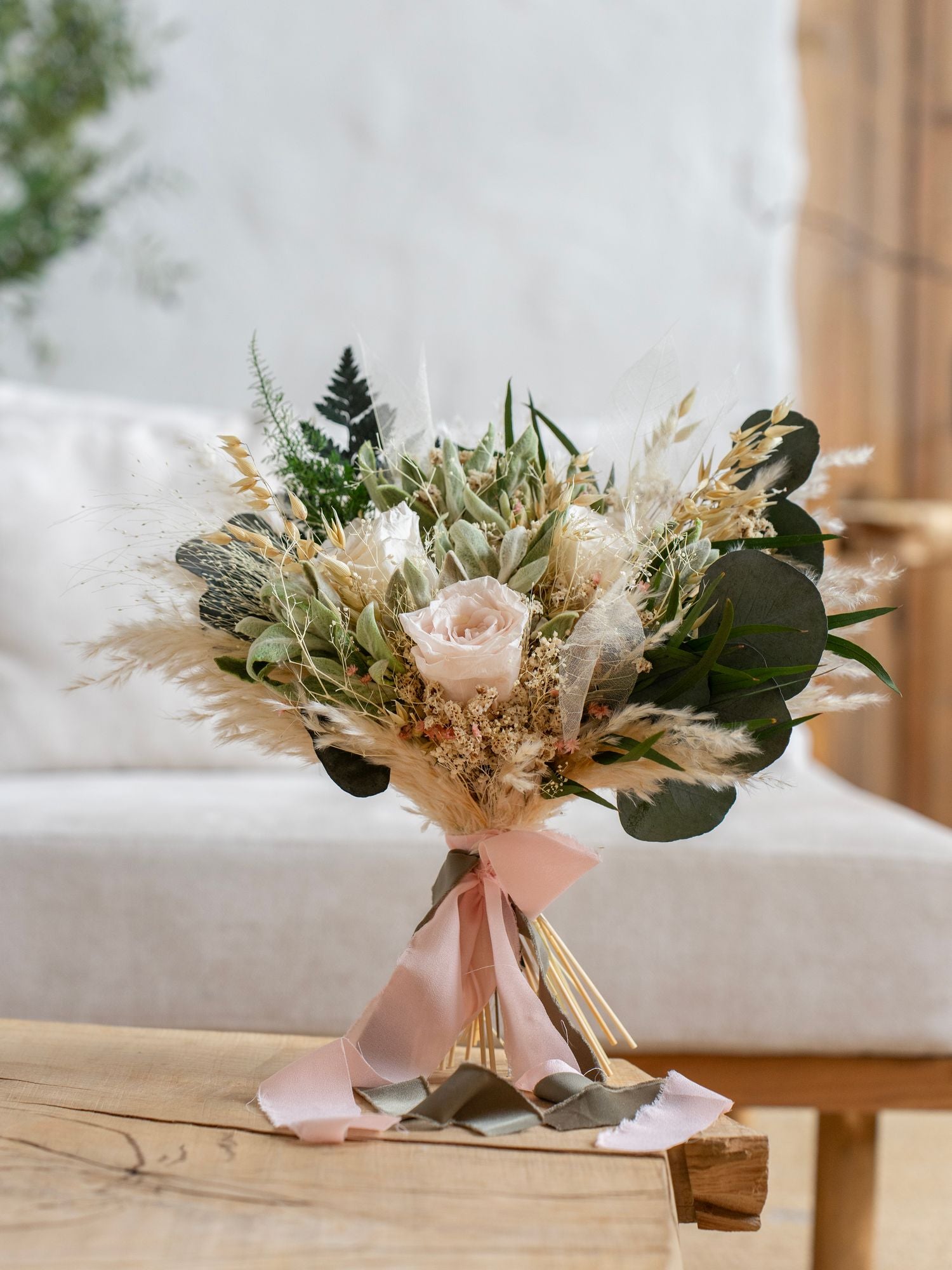 Романтичний букет з рожевими трояндами