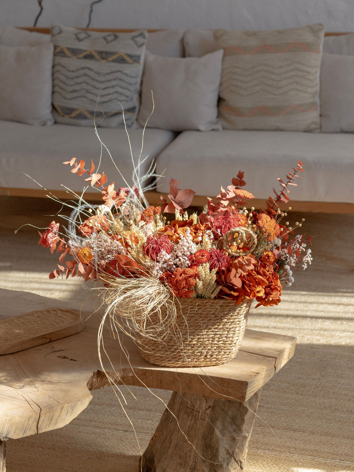 Яскравий помаранчевий кошик з гортензією
