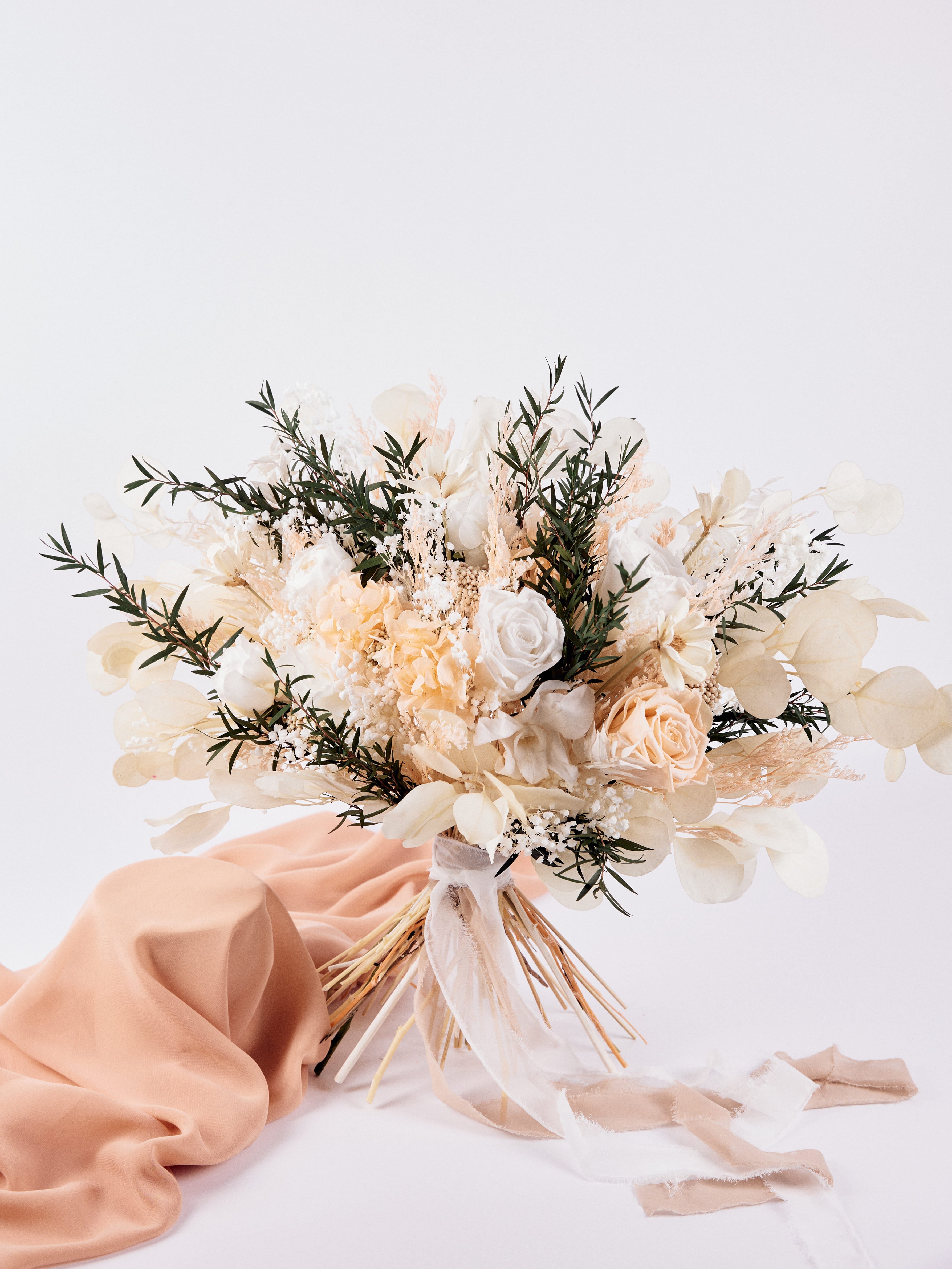 персиково білий букет нареченої з зеленню букет нареченої