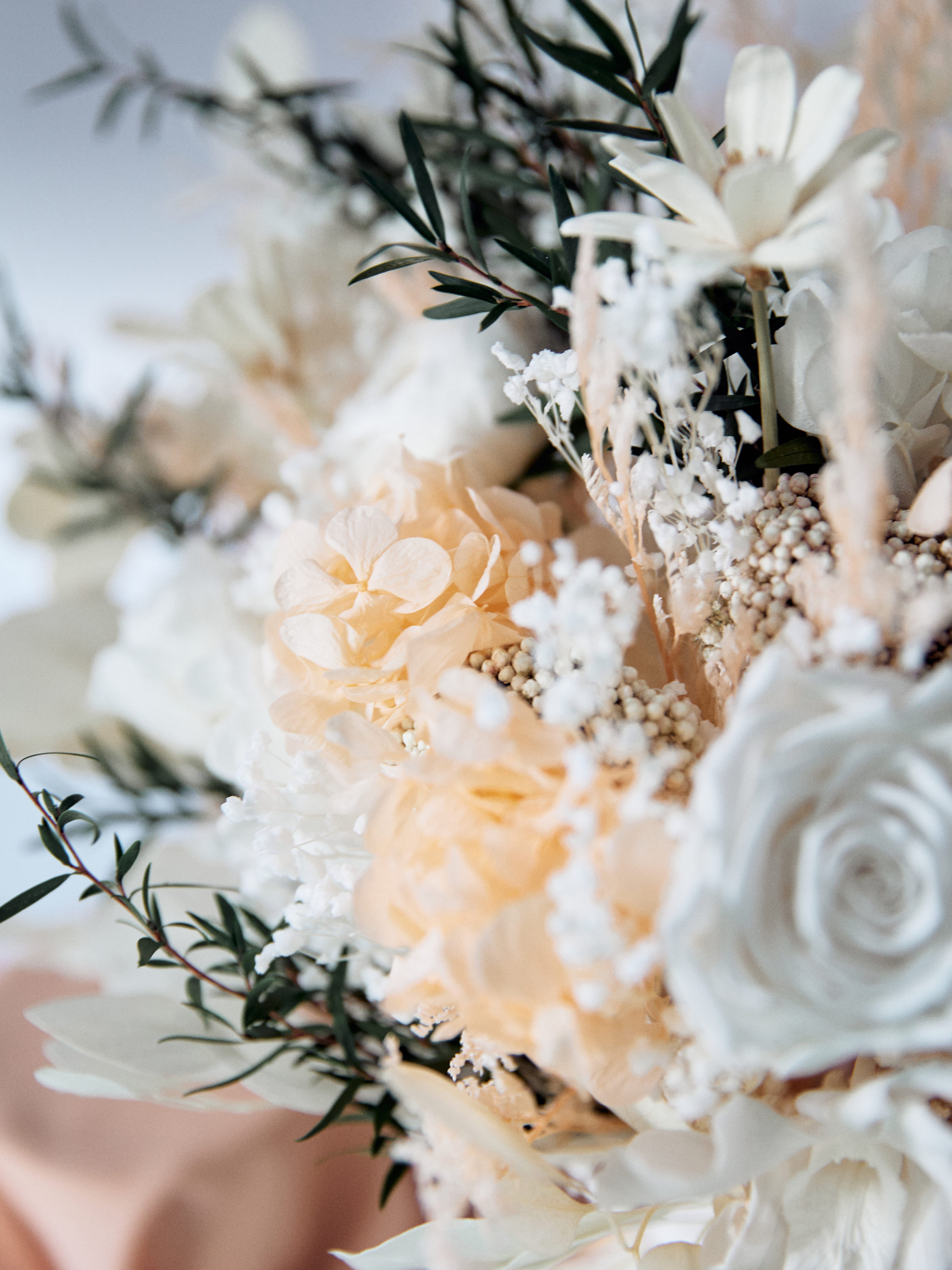 персиково білий букет нареченої з зеленню букет нареченої