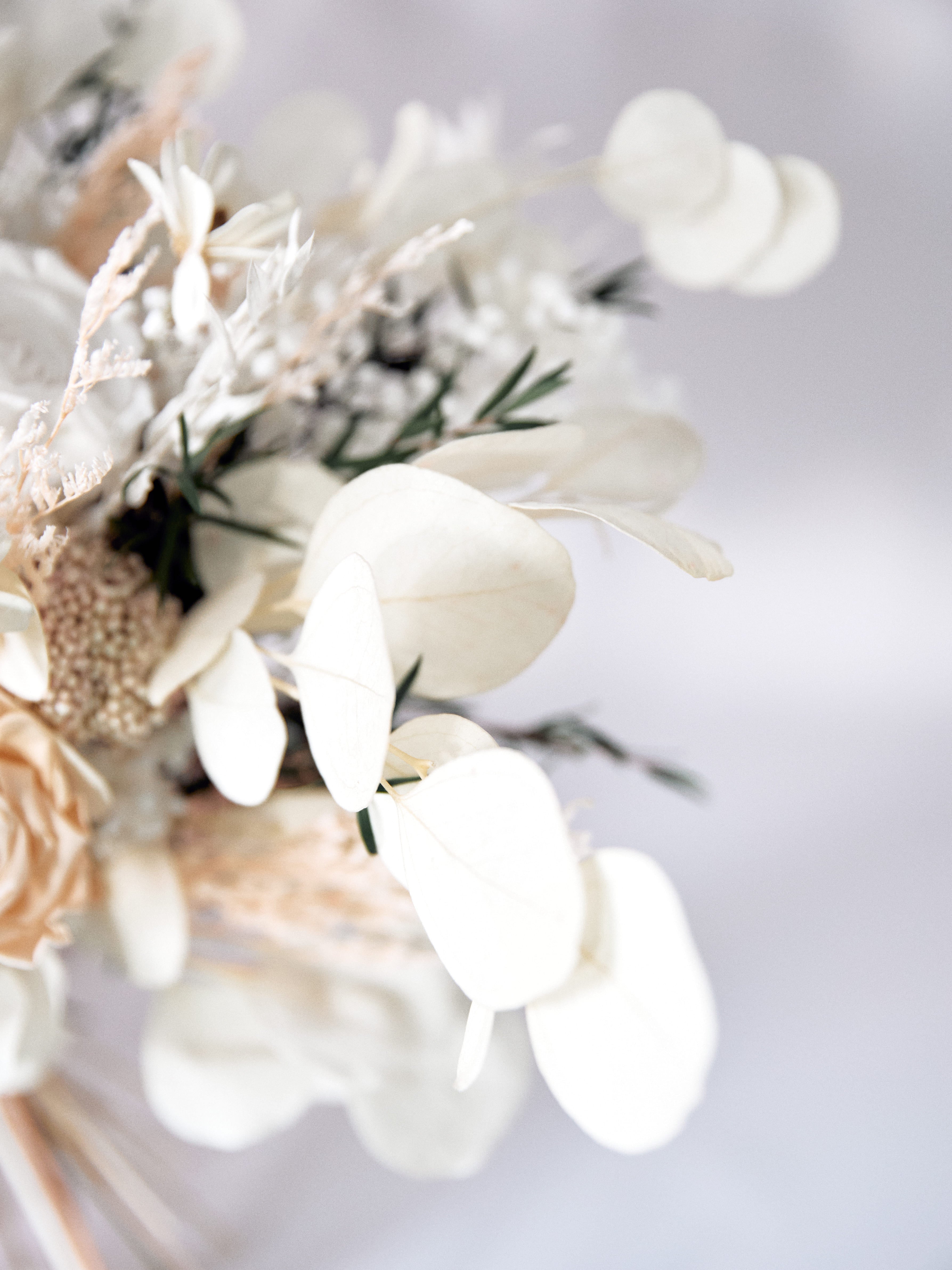 персиково білий букет нареченої з зеленню букет нареченої