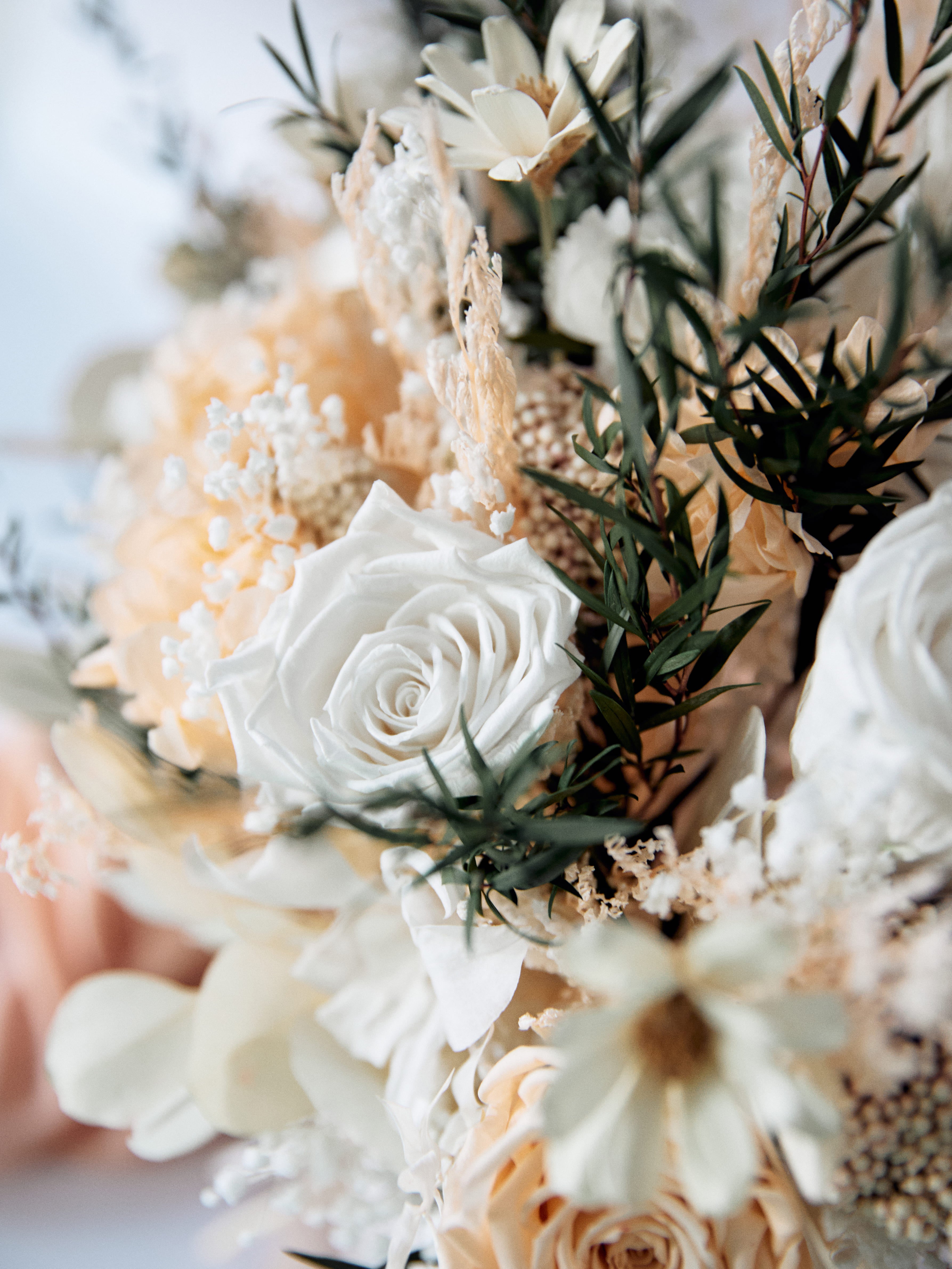 персиково білий букет нареченої з зеленню букет нареченої