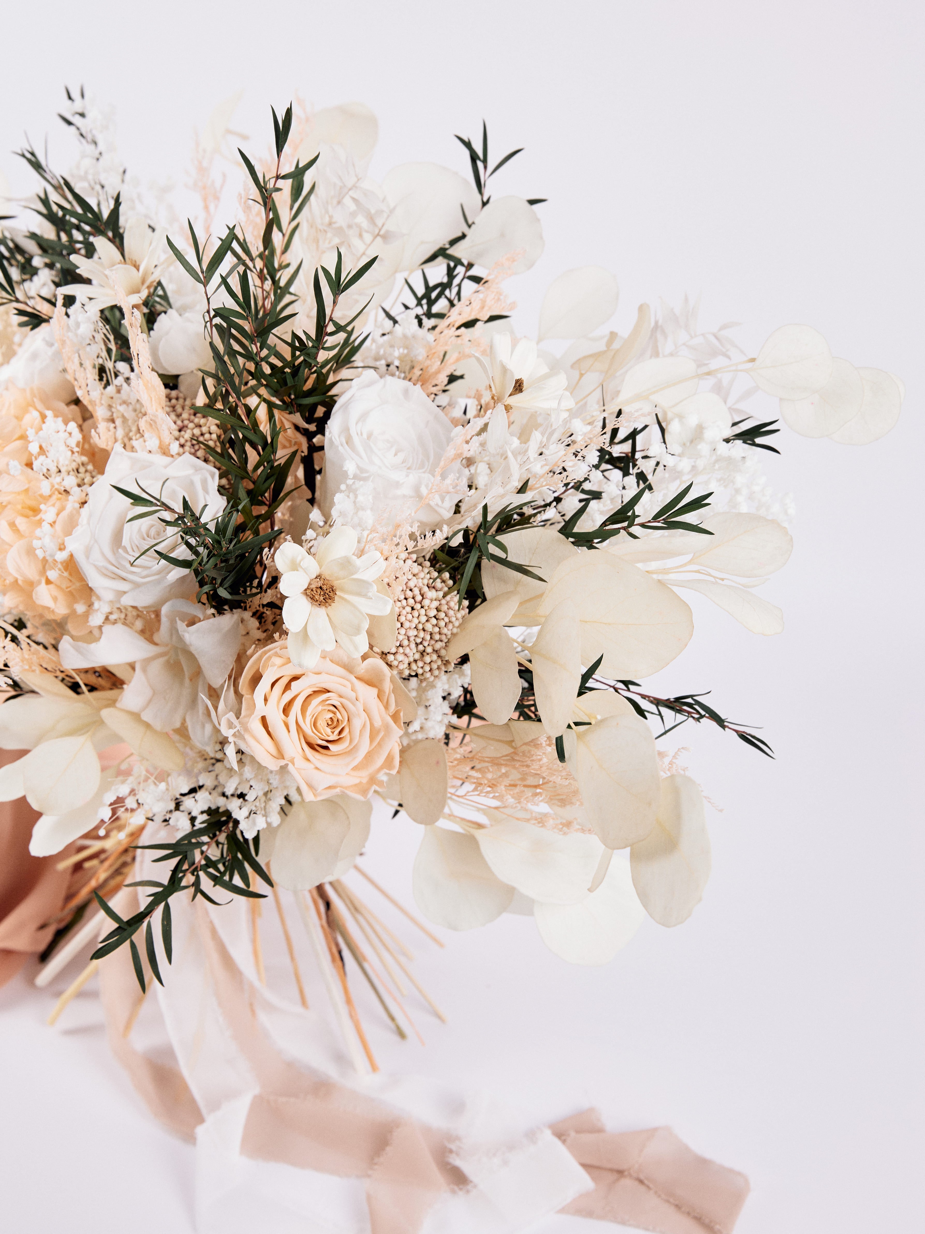 персиково білий букет нареченої з зеленню букет нареченої