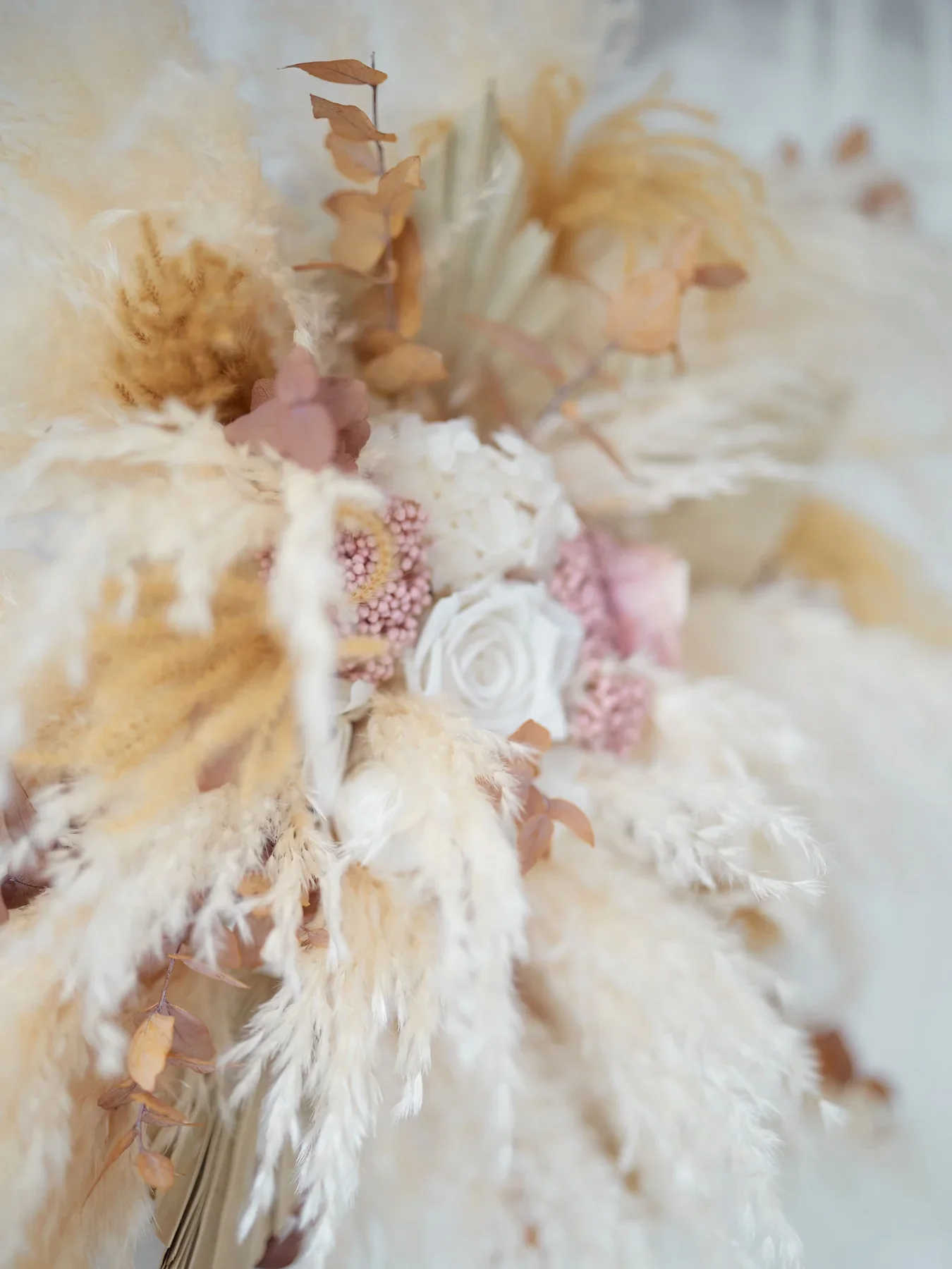 квітковий декор для весільної арки з евкаліптом композиції для арки