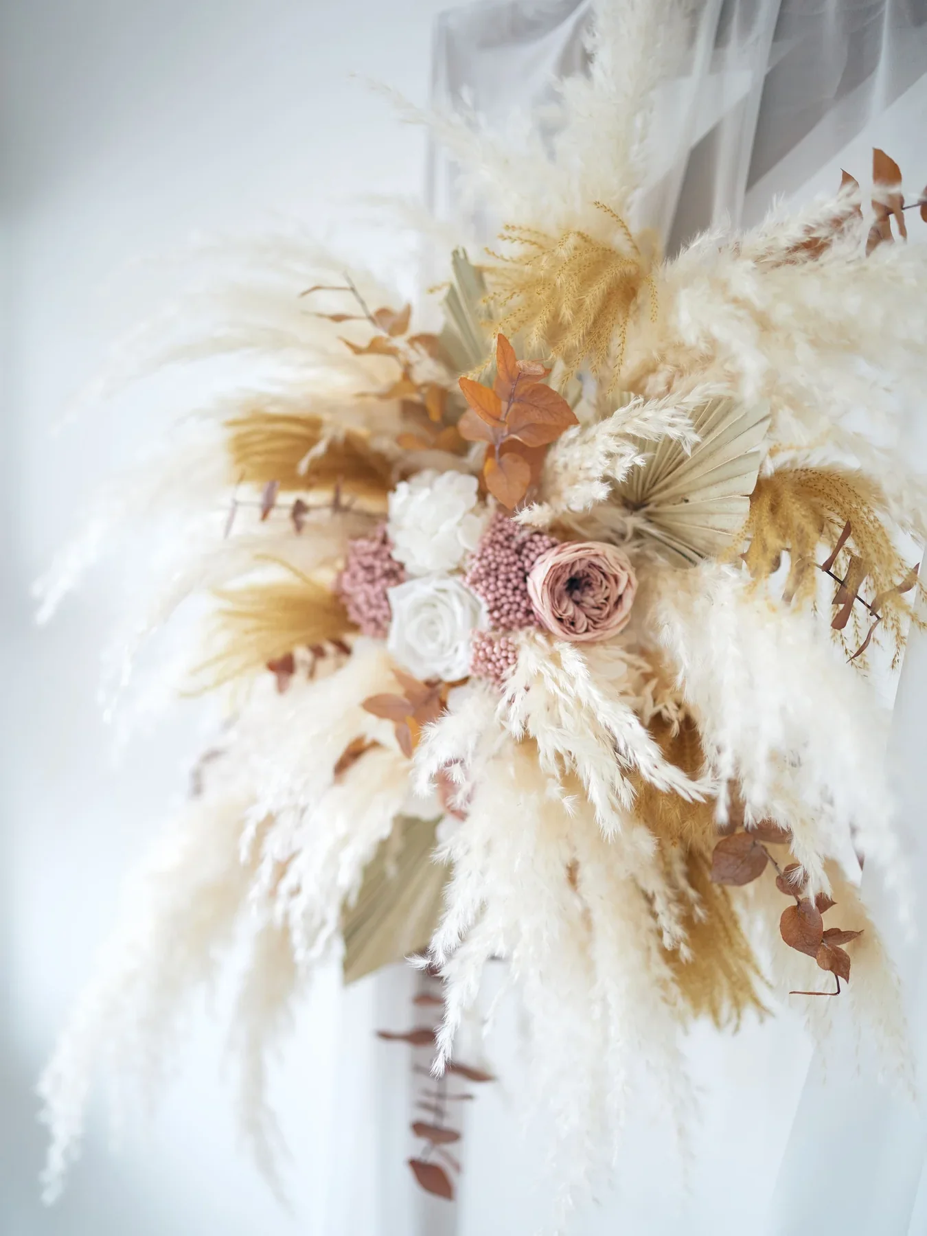 квітковий декор для весільної арки з евкаліптом композиції для арки