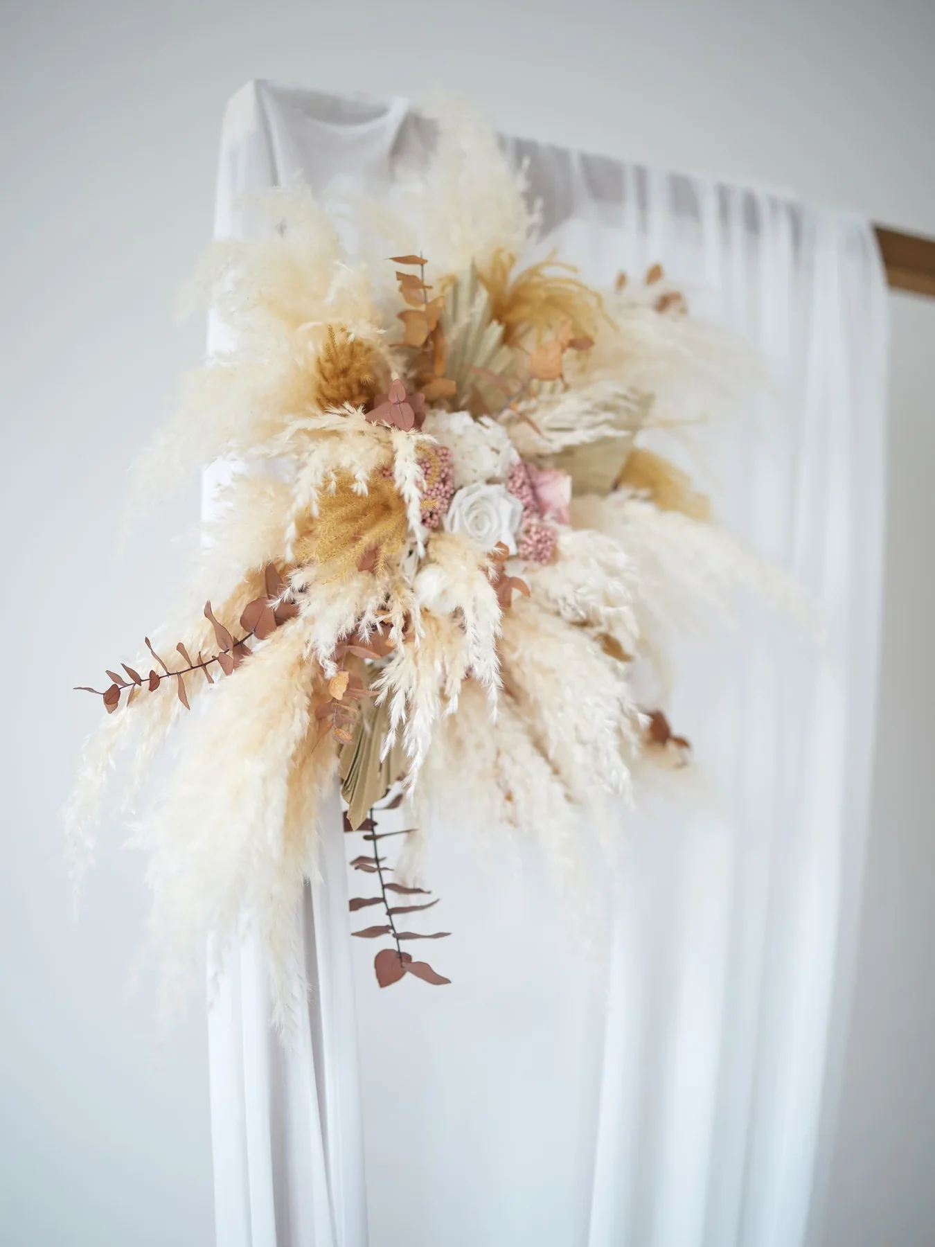 квітковий декор для весільної арки з евкаліптом композиції для арки