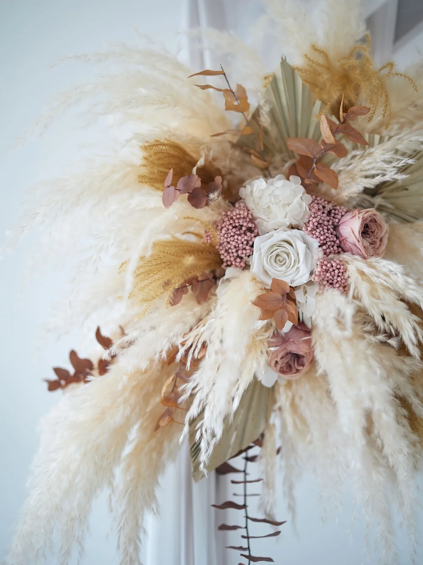 квітковий декор для весільної арки з евкаліптом композиції для арки