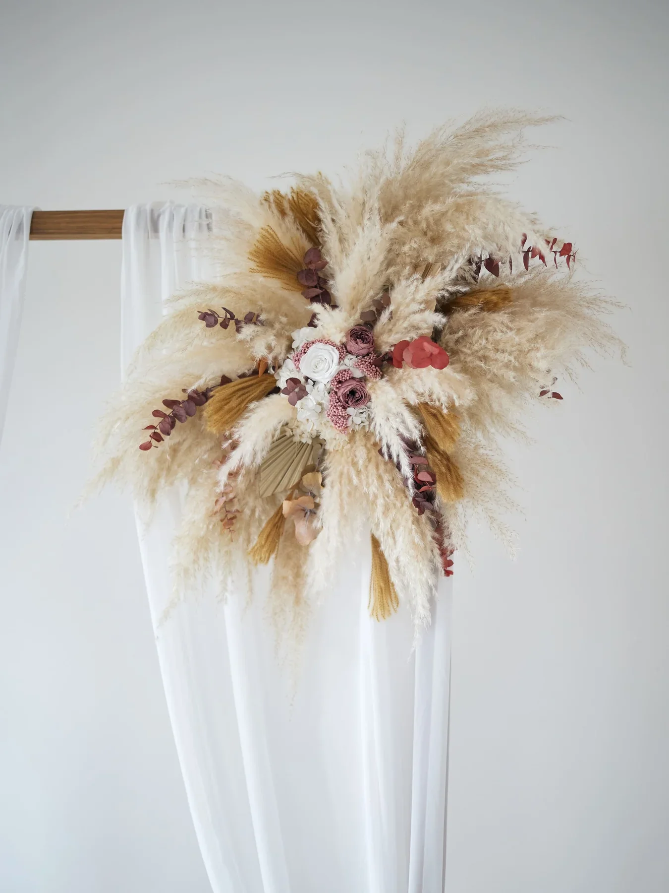 квітковий декор для весільної арки з евкаліптом композиції для арки