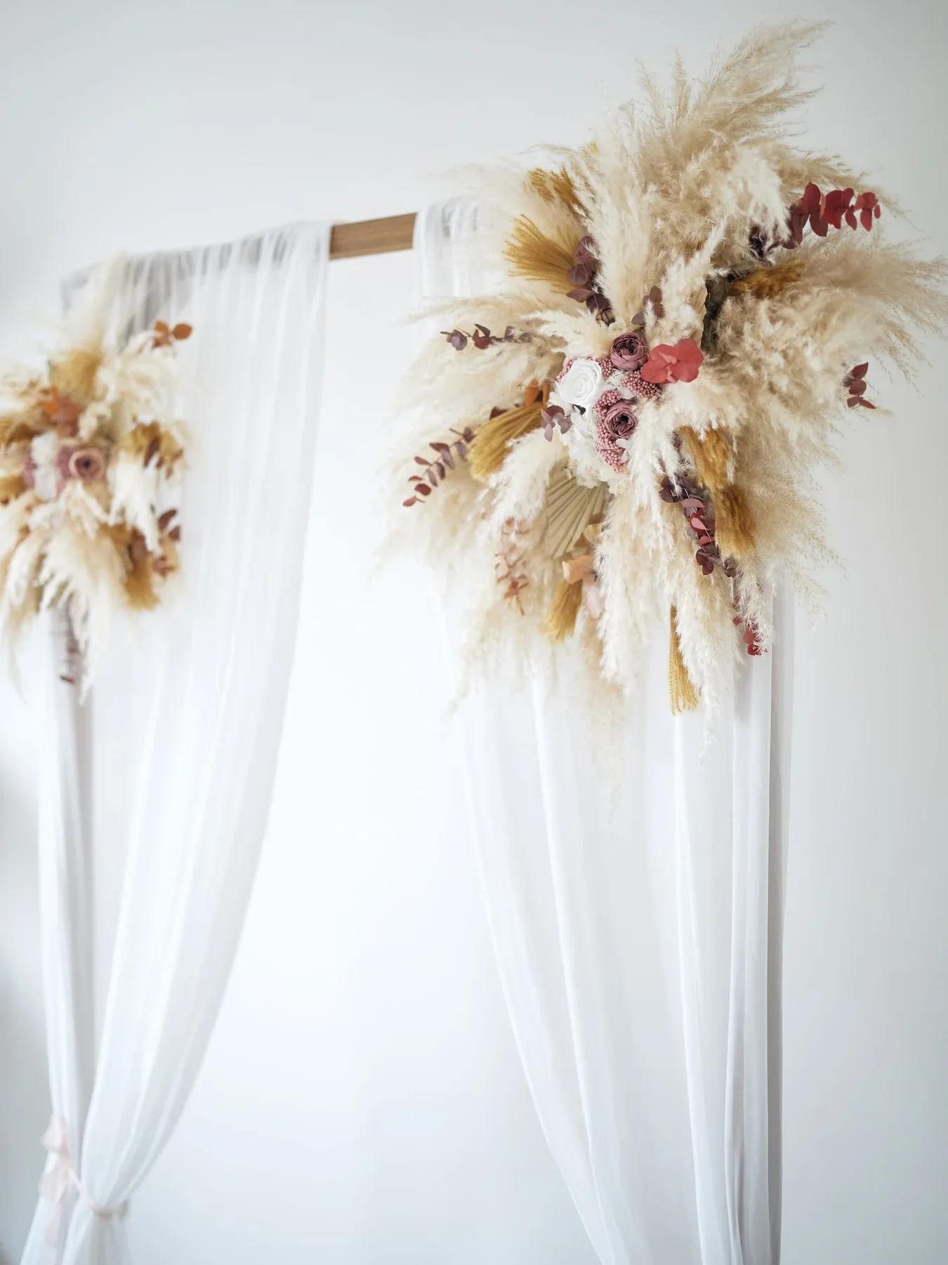 квітковий декор для весільної арки з евкаліптом композиції для арки