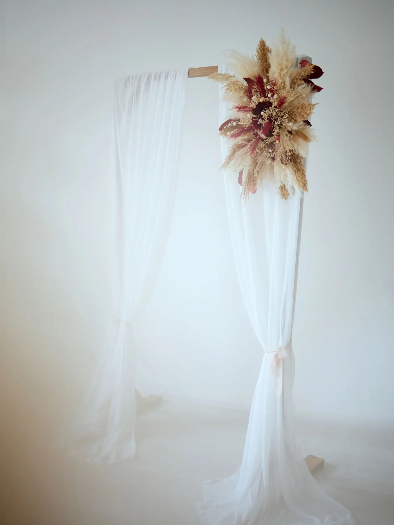 декоративна композиція для весільної арки з пампасом композиції для арки