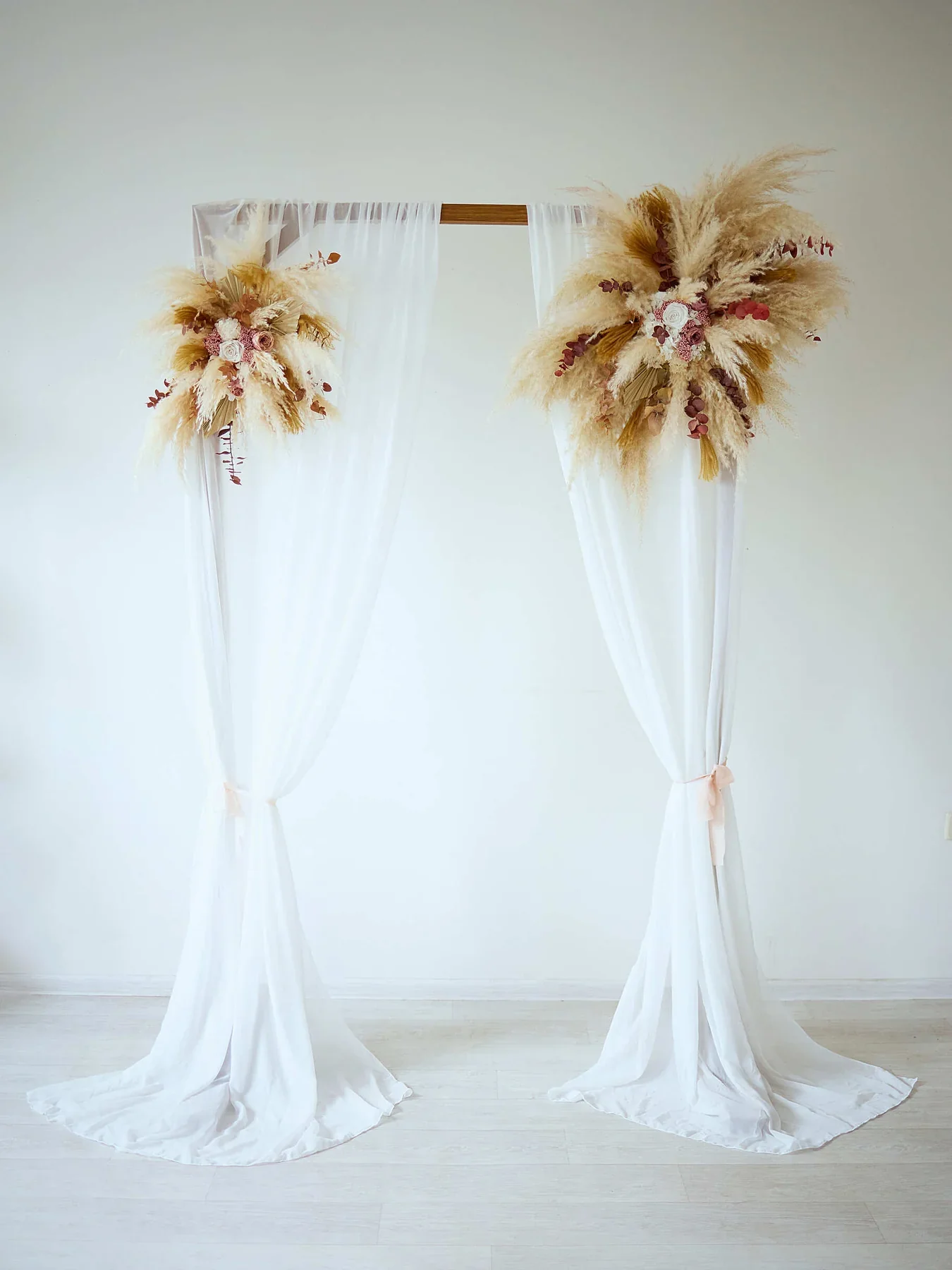 квітковий декор для весільної арки з евкаліптом композиції для арки