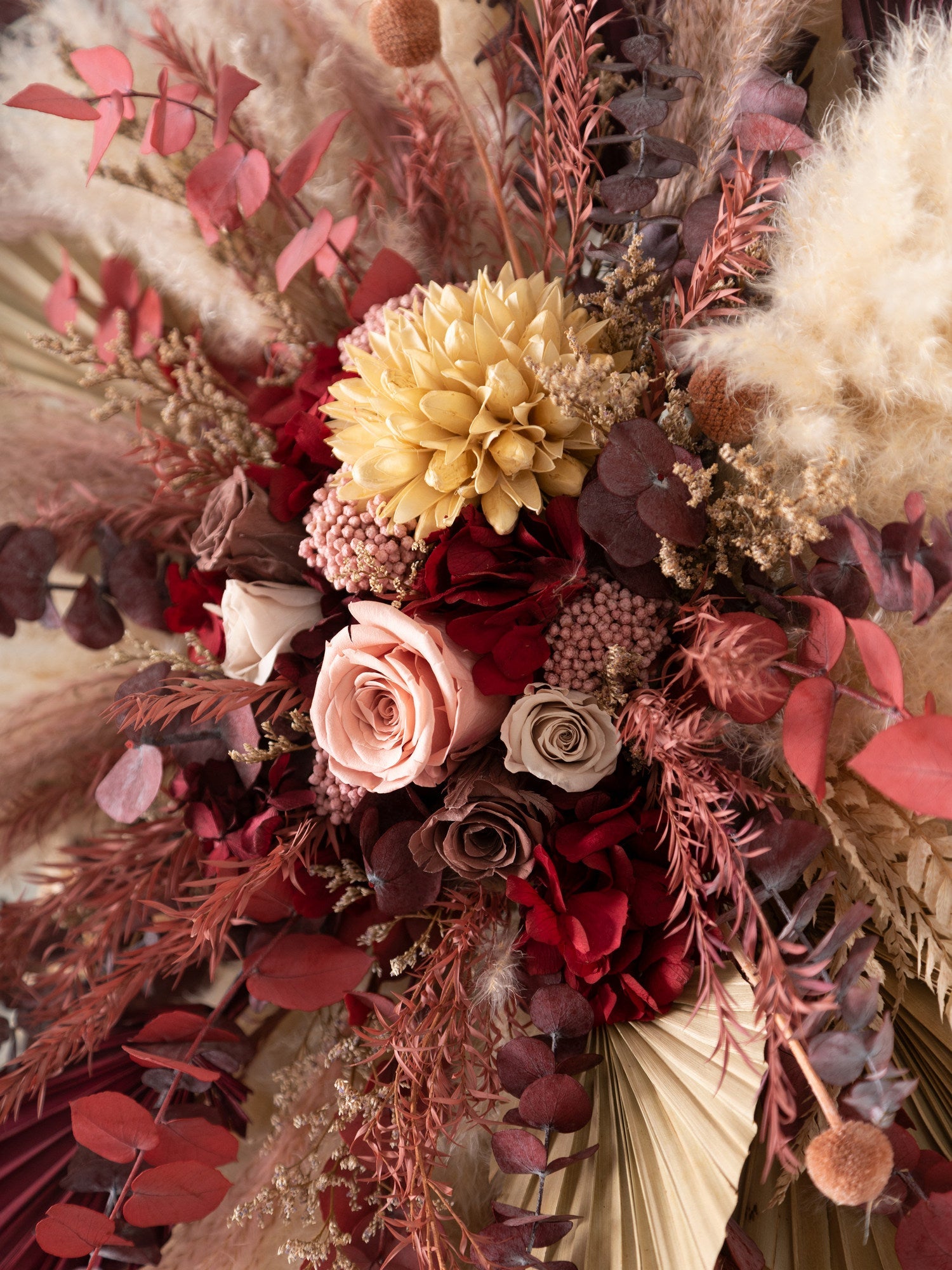 пильно рожева композиція для весільної арки з пампасом композиції для арки