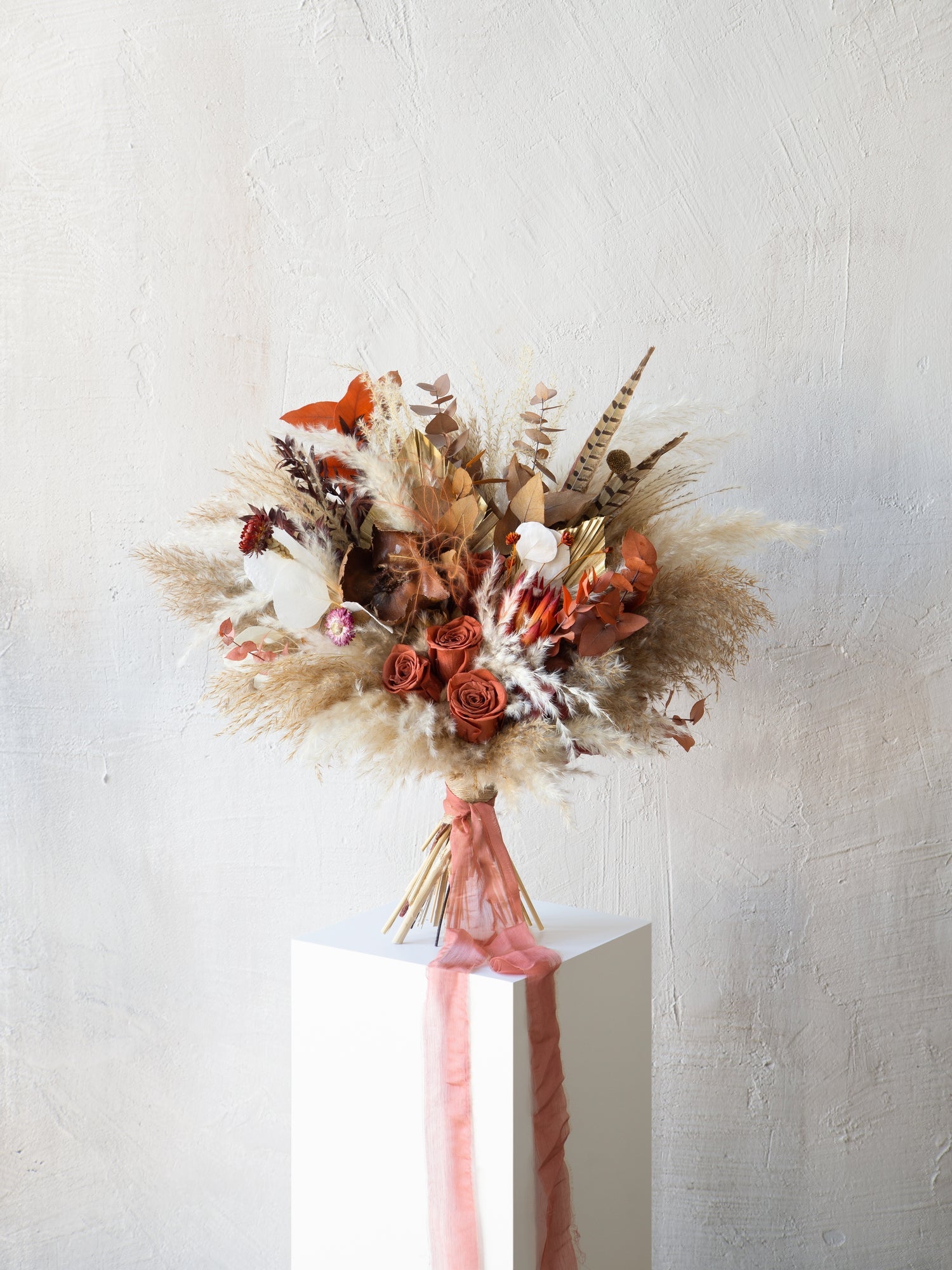 теракотовий букет із пірям фазана подарункові букети