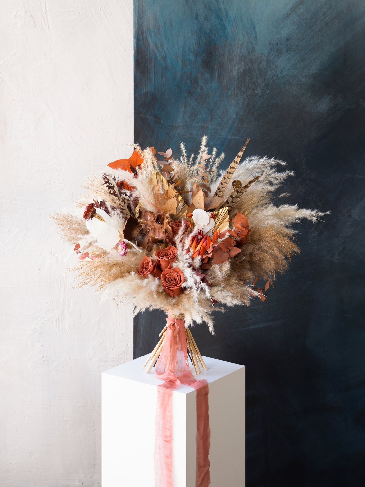 теракотовий букет із пірям фазана подарункові букети