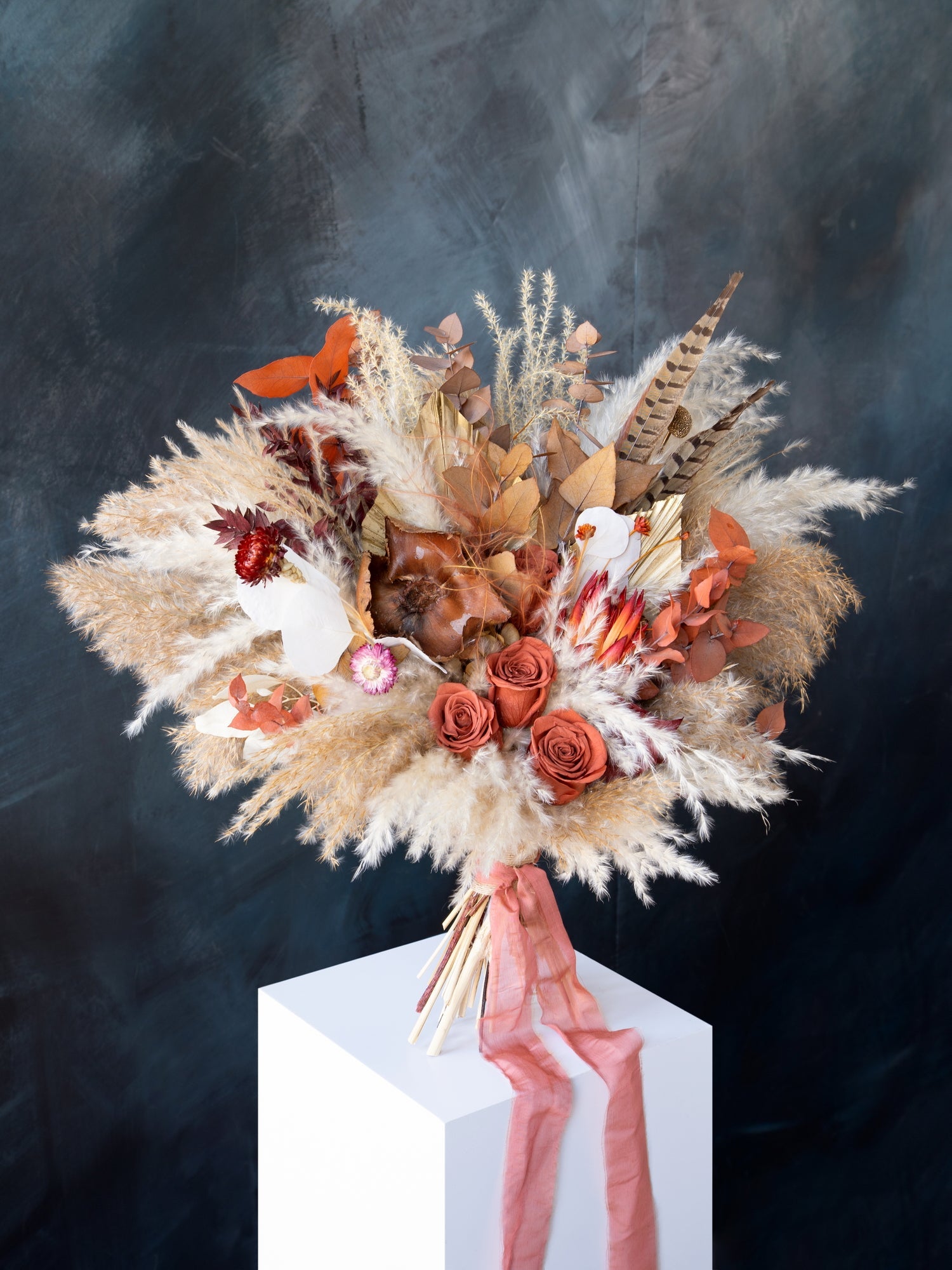 теракотовий букет із пірям фазана подарункові букети