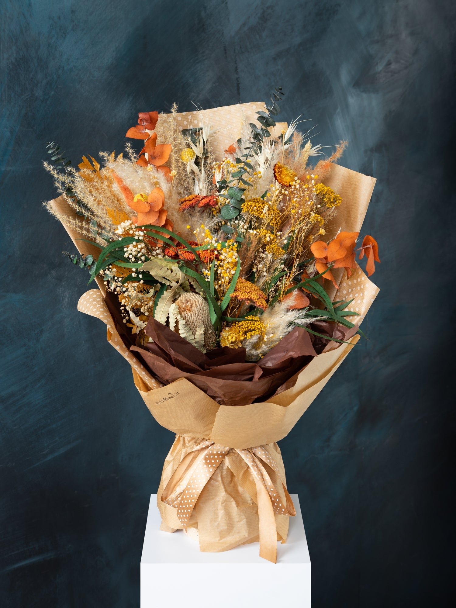 яскравий польовий букет з банксією та евкаліптом подарункові букети