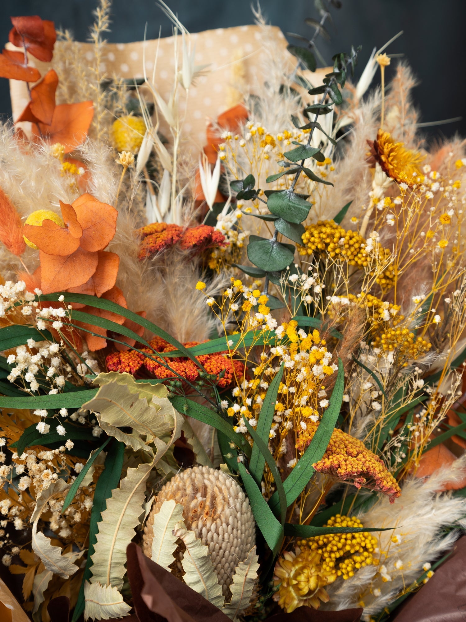 яскравий польовий букет з банксією та евкаліптом подарункові букети