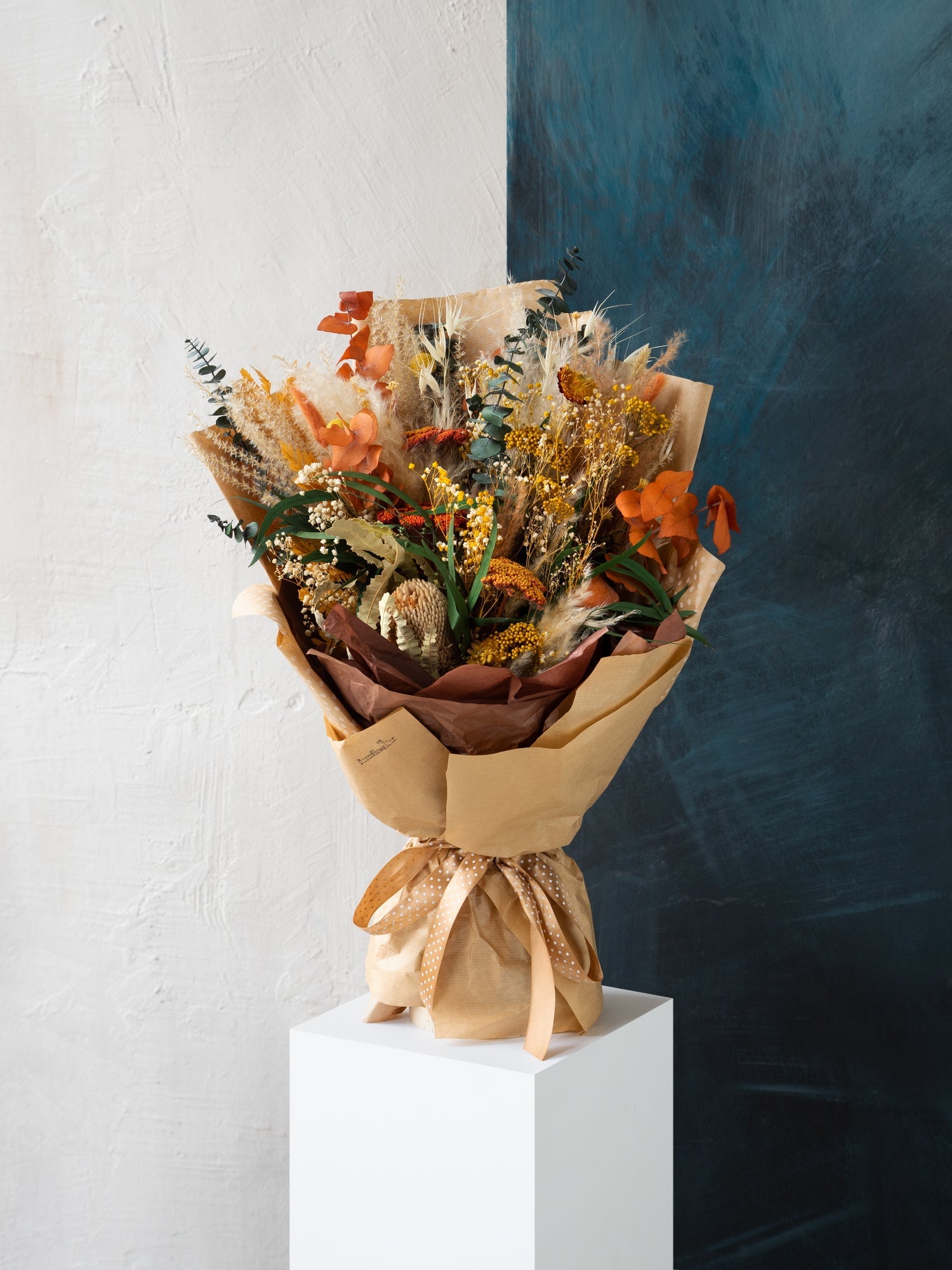 яскравий польовий букет з банксією та евкаліптом подарункові букети