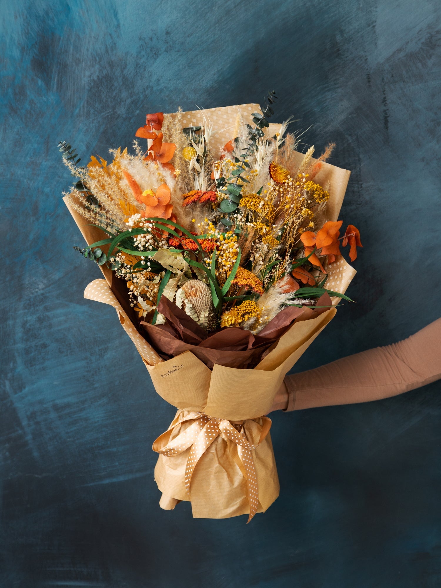 яскравий польовий букет з банксією та евкаліптом подарункові букети