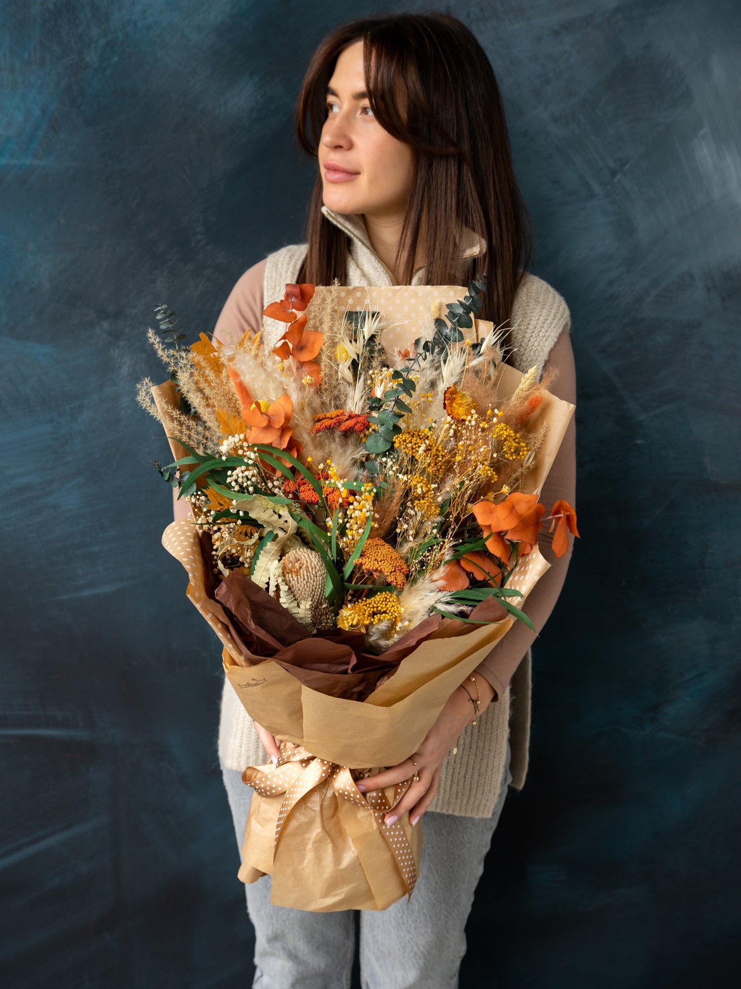 яскравий польовий букет з банксією та евкаліптом подарункові букети