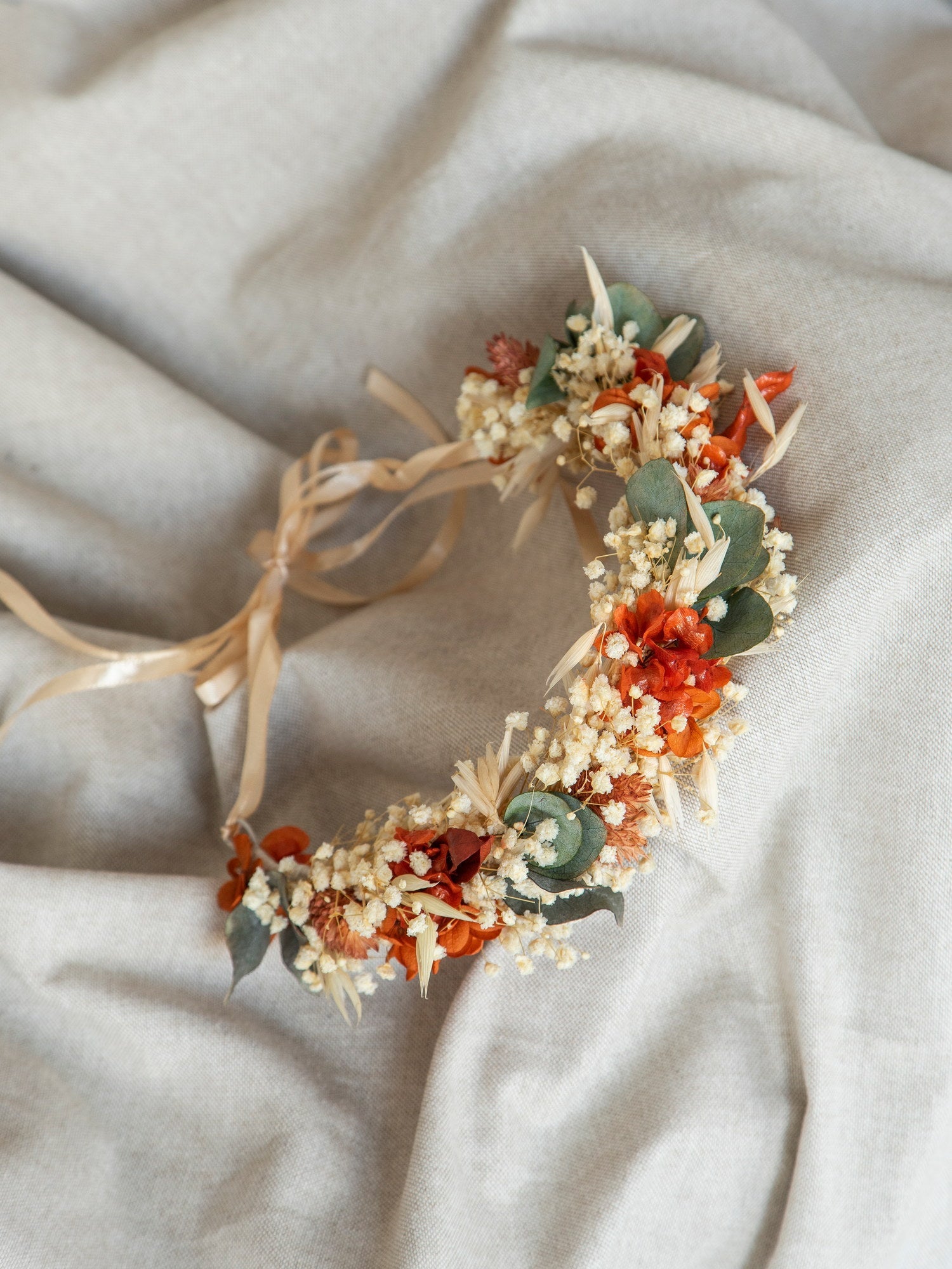 Яскравий віночок з гіпсофілою та евкаліптом