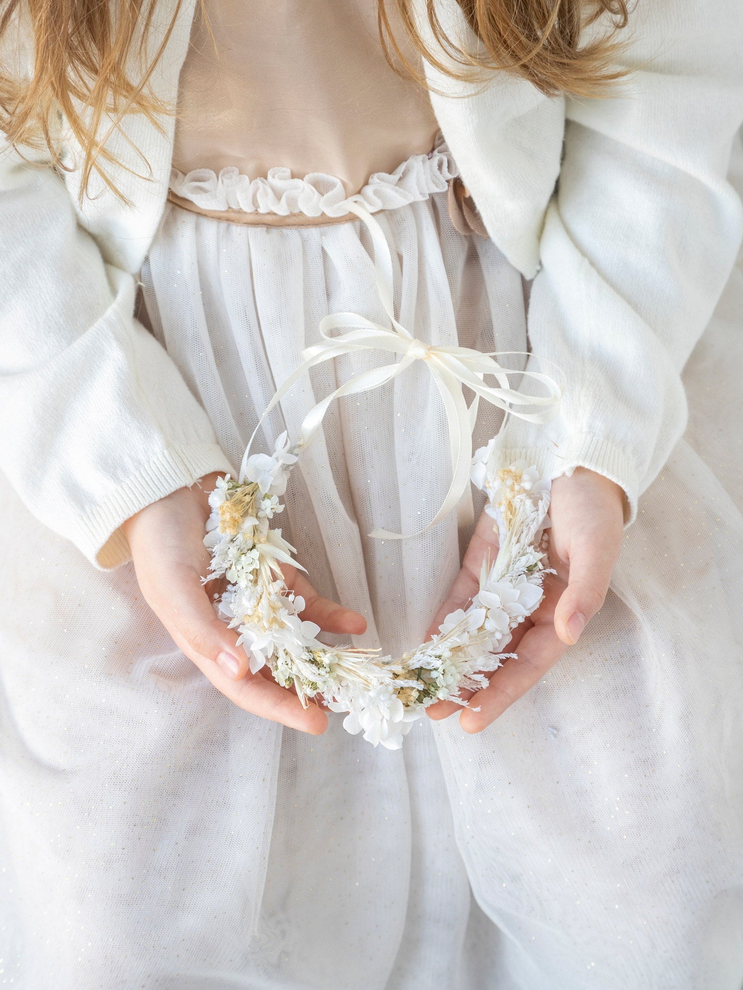 Дитячий білий віночок з сухоцвітами