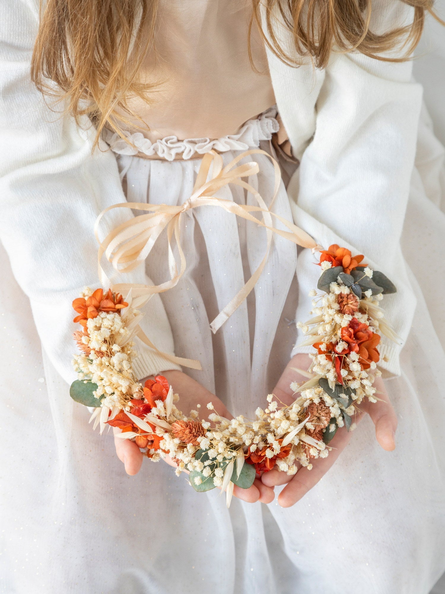 Яскравий віночок з гіпсофілою та евкаліптом