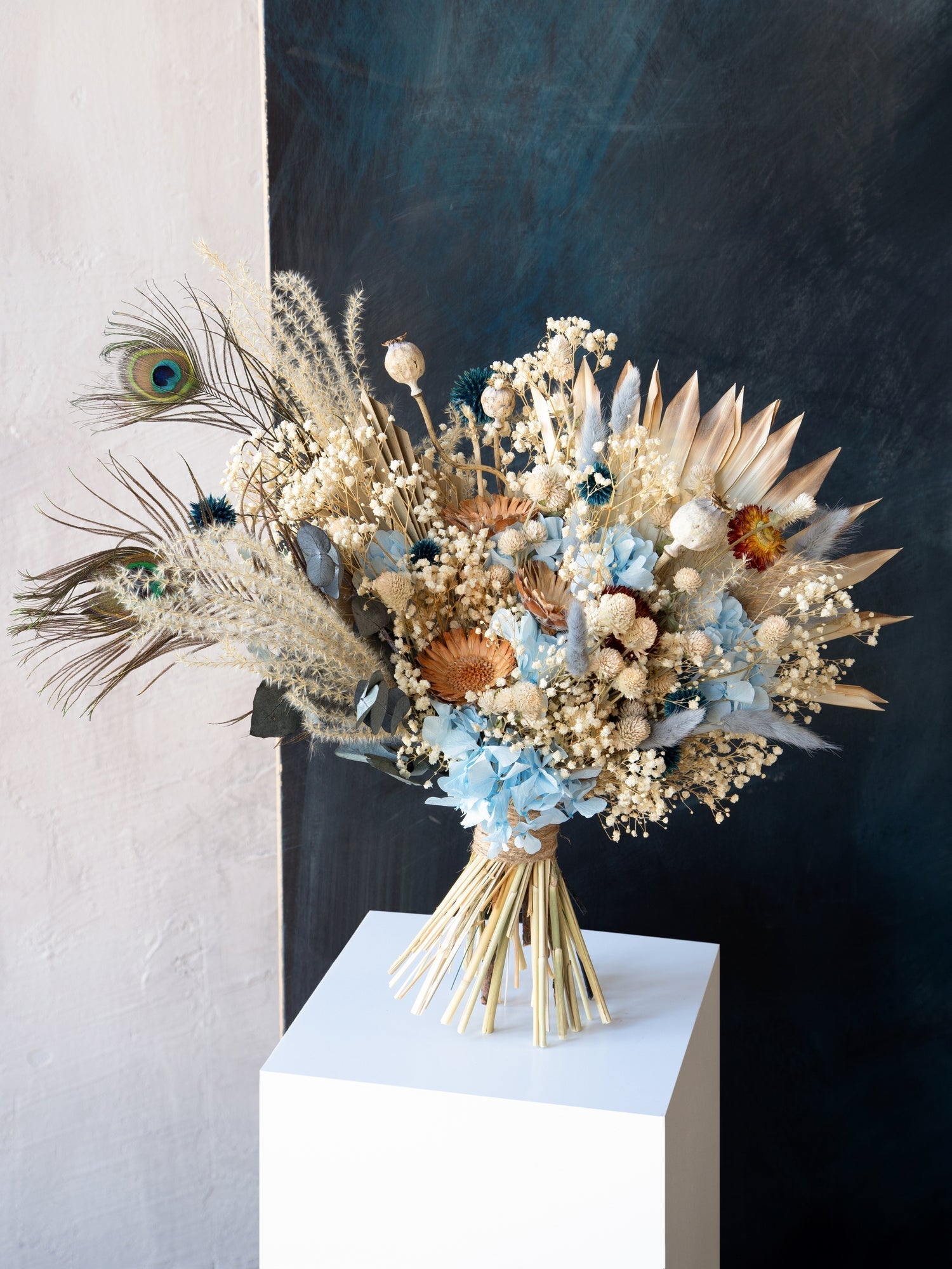 Асиметричний букет з блакитною гортензією - DecorFlowerBar