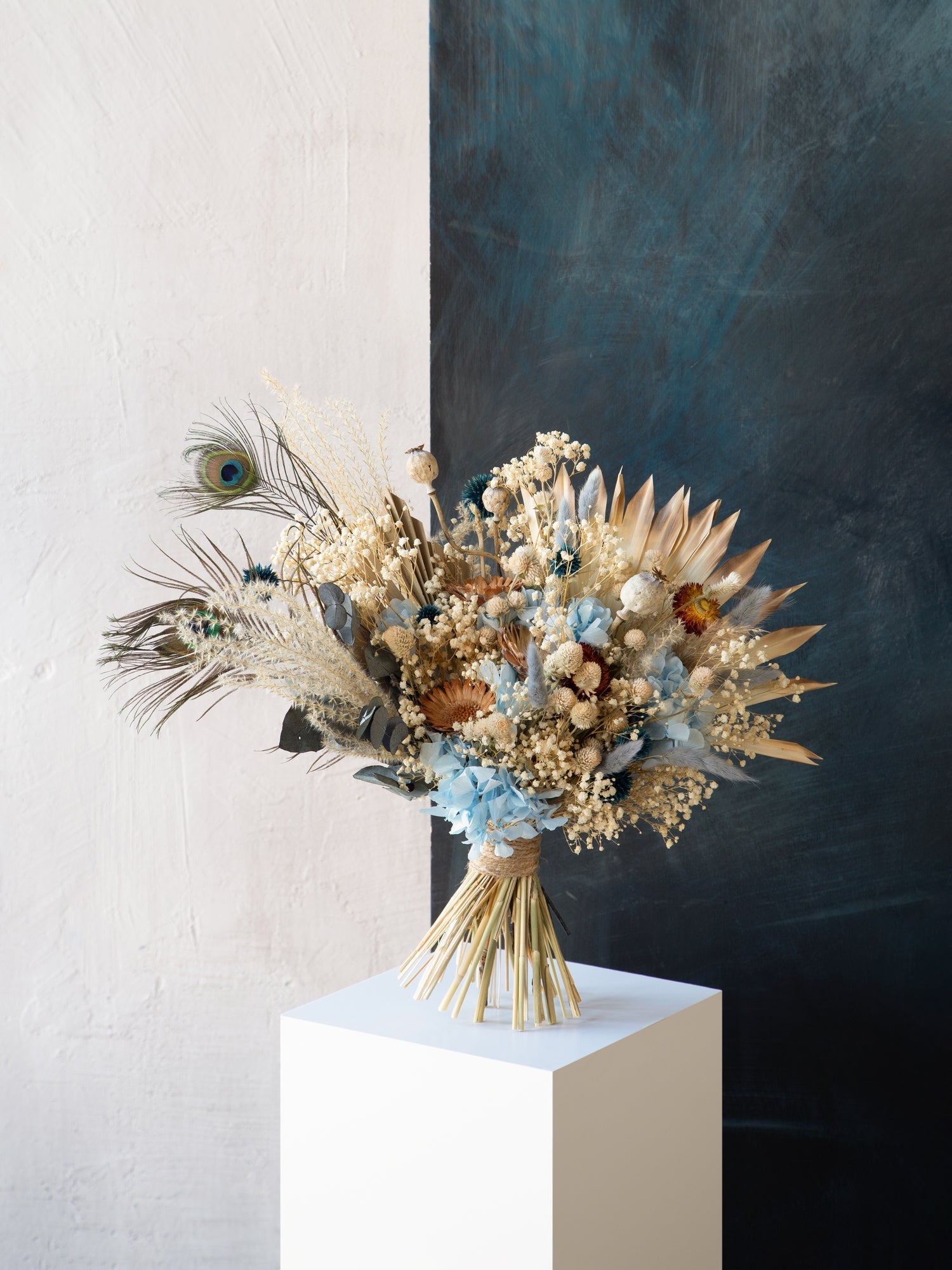 Асиметричний букет з блакитною гортензією - DecorFlowerBar
