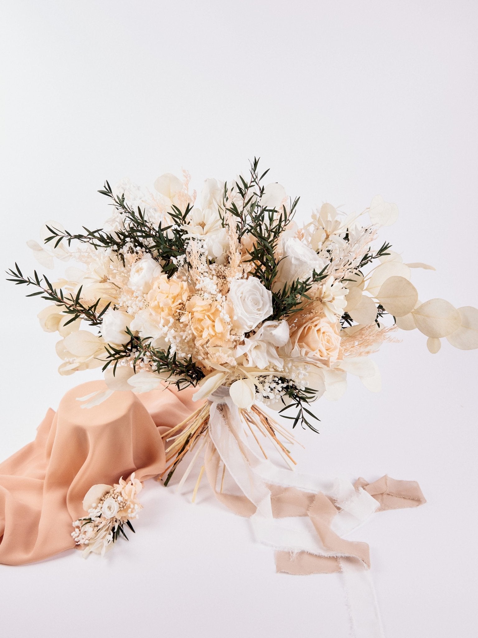 Біла бутоньєрка з трояндою для нареченого - DecorFlowerBar