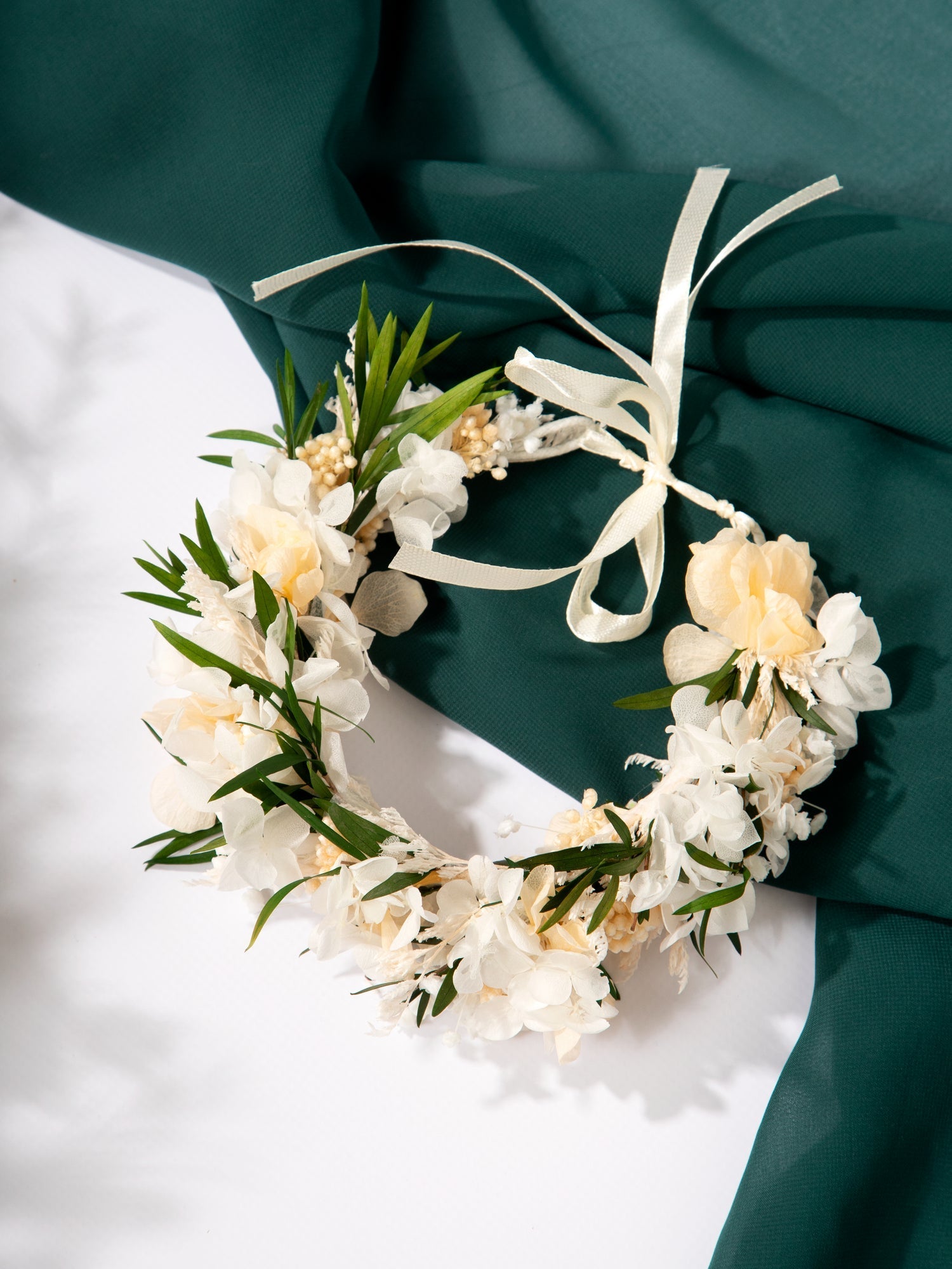 Білий віночок на голову з зеленню - DecorFlowerBar